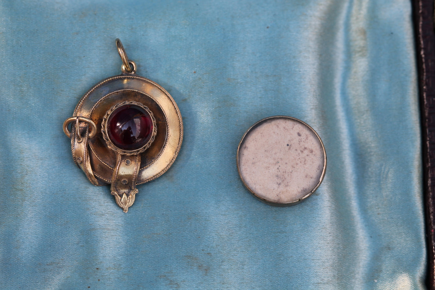 Antique Victorian 15ct Gold Garnet Cabochon Keepsake Pendant c.1860 — view 13