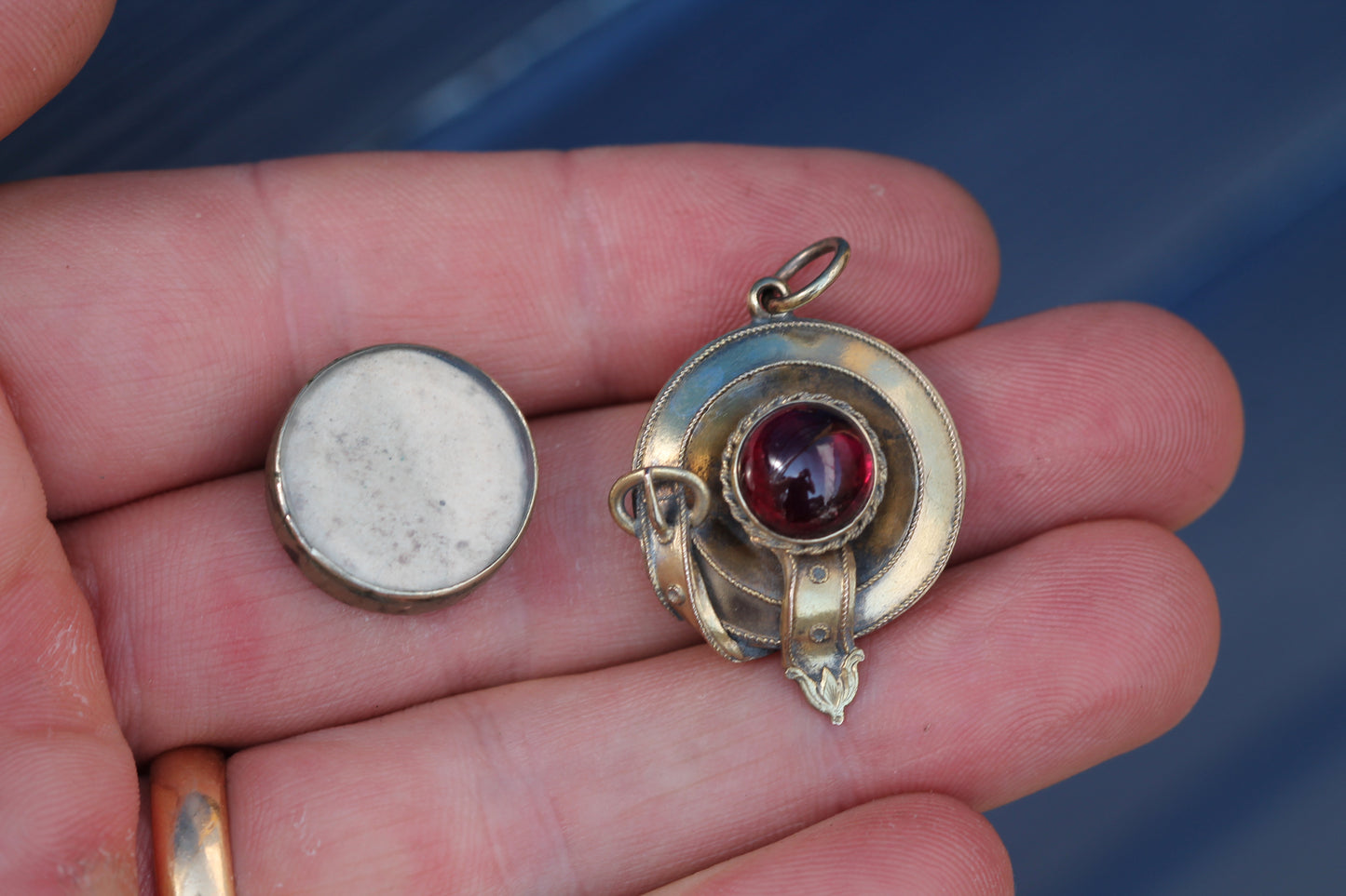 Antique Victorian 15ct Gold Garnet Cabochon Keepsake Pendant c.1860 — view 8