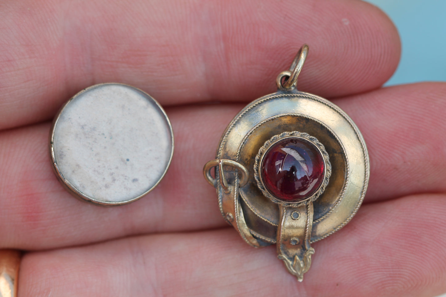 Antique Victorian 15ct Gold Garnet Cabochon Keepsake Pendant c.1860 — view 9
