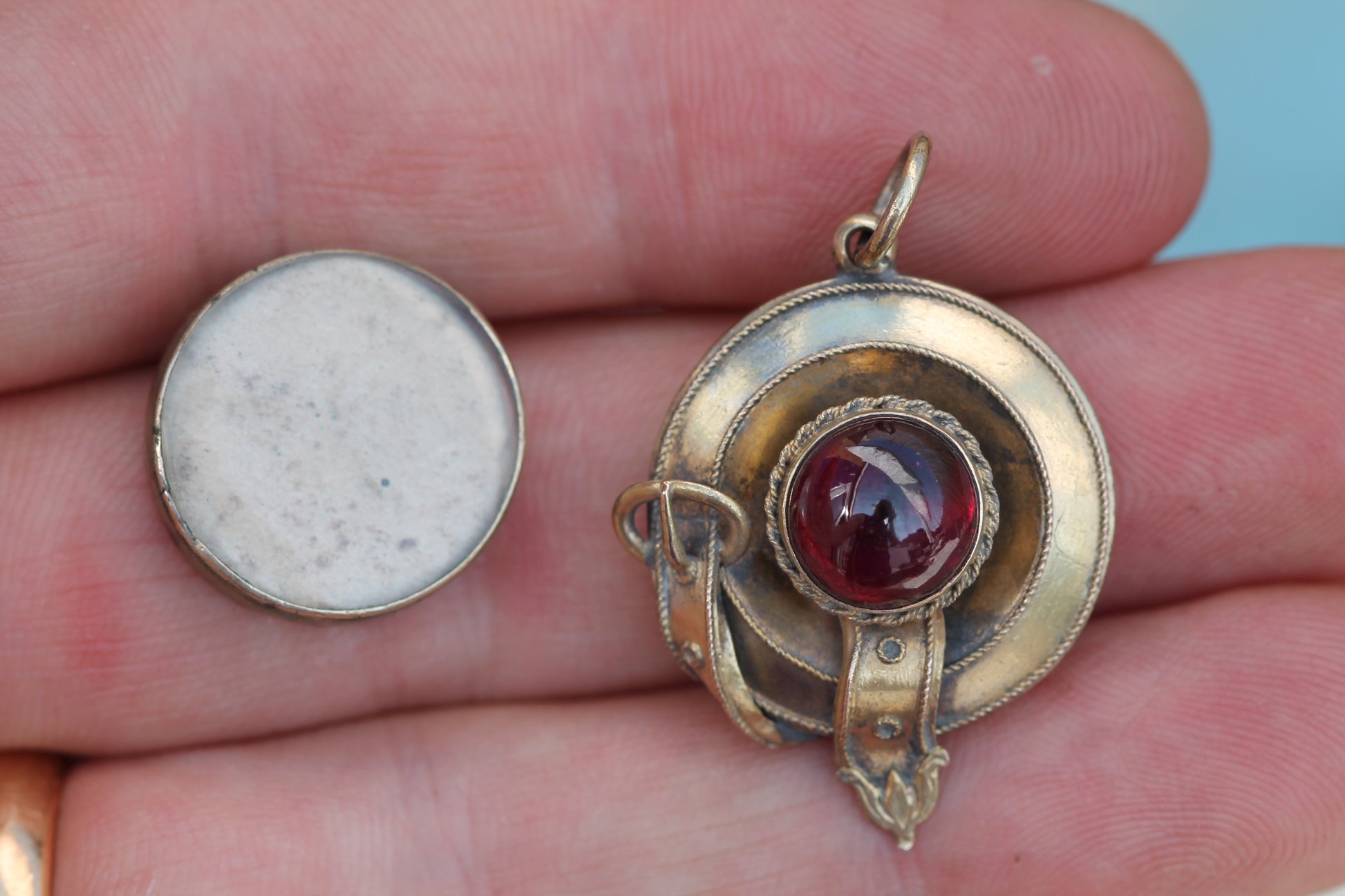 Antique Victorian 15ct Gold Garnet Cabochon Keepsake Pendant c.1860 — view 9