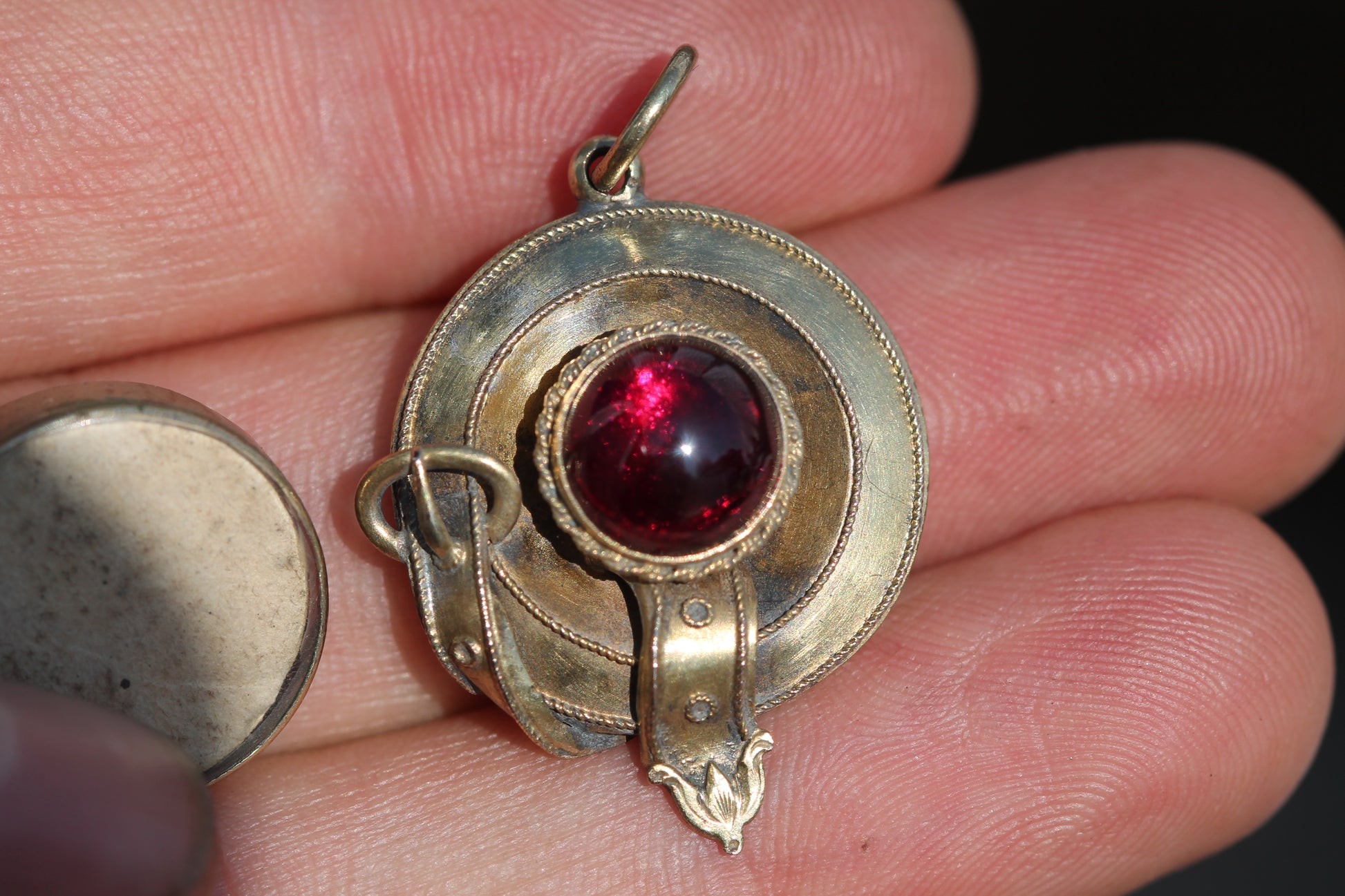 Antique Victorian 15ct Gold Garnet Cabochon Keepsake Pendant c.1860 — view 10