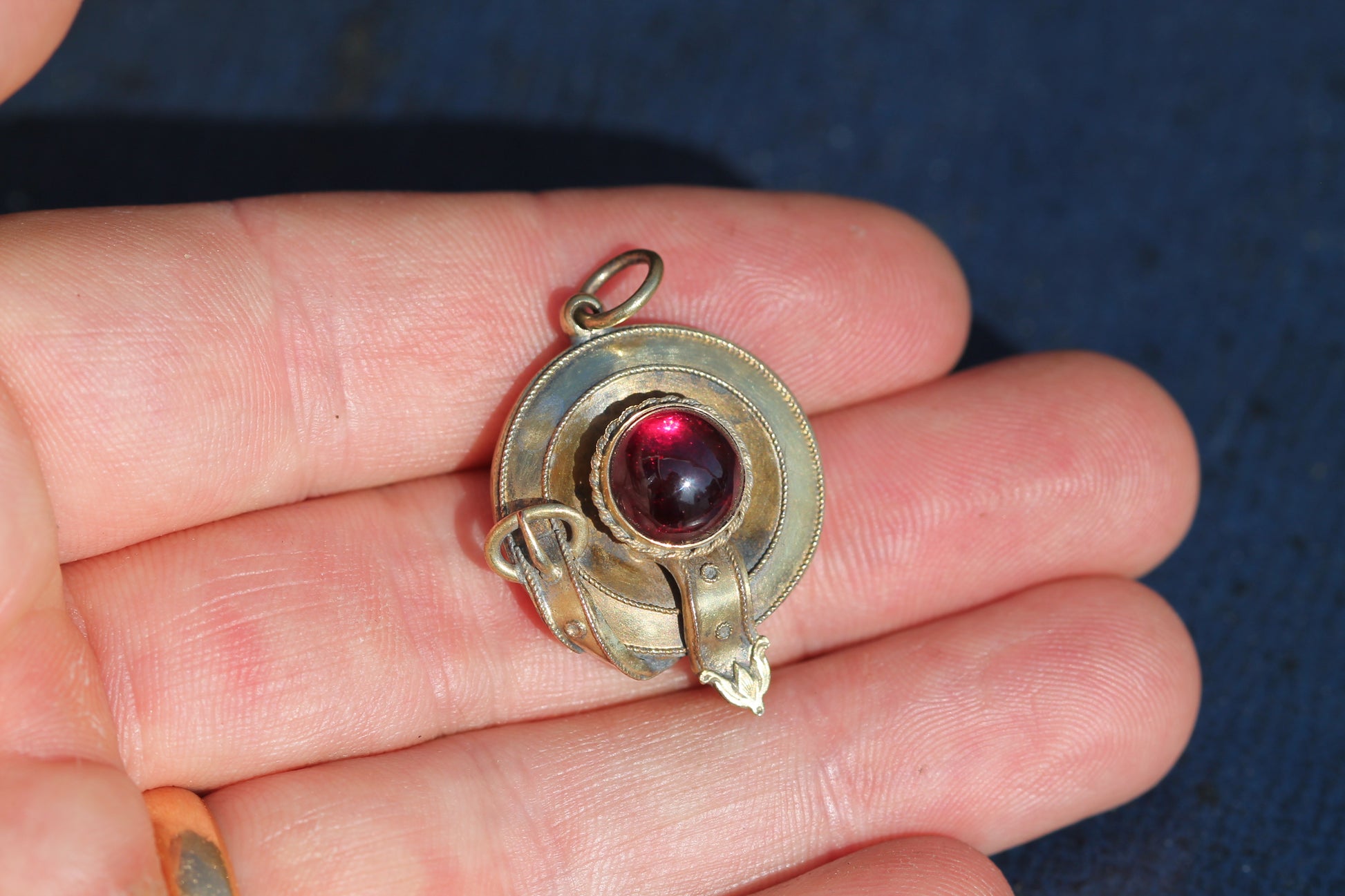 Reverse of antique 15ct gold keepsake pendant with glass compartment