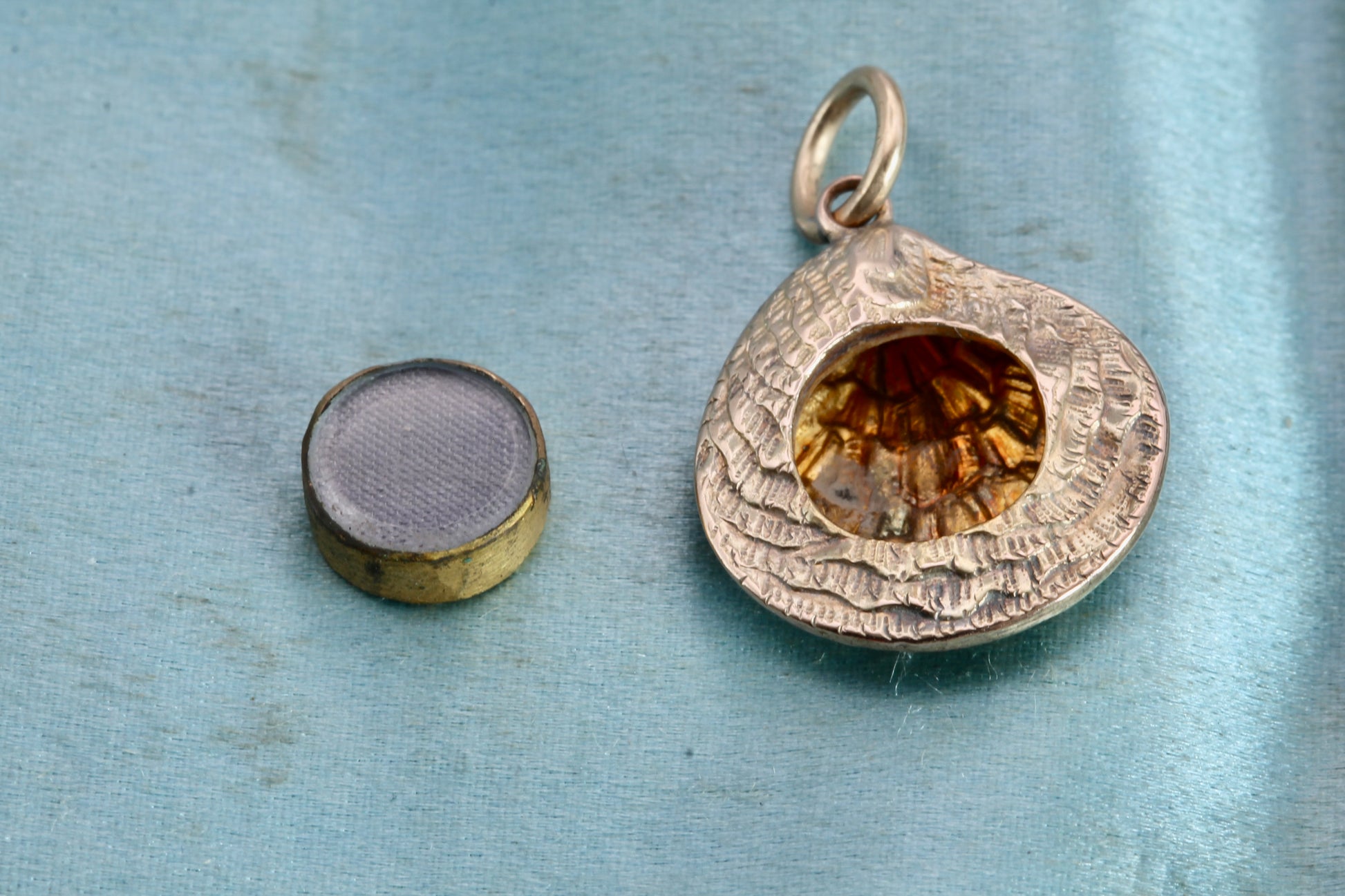 Antique Victorian 15ct Gold Oyster shell Keepsake Pendant c.1880 — view 13