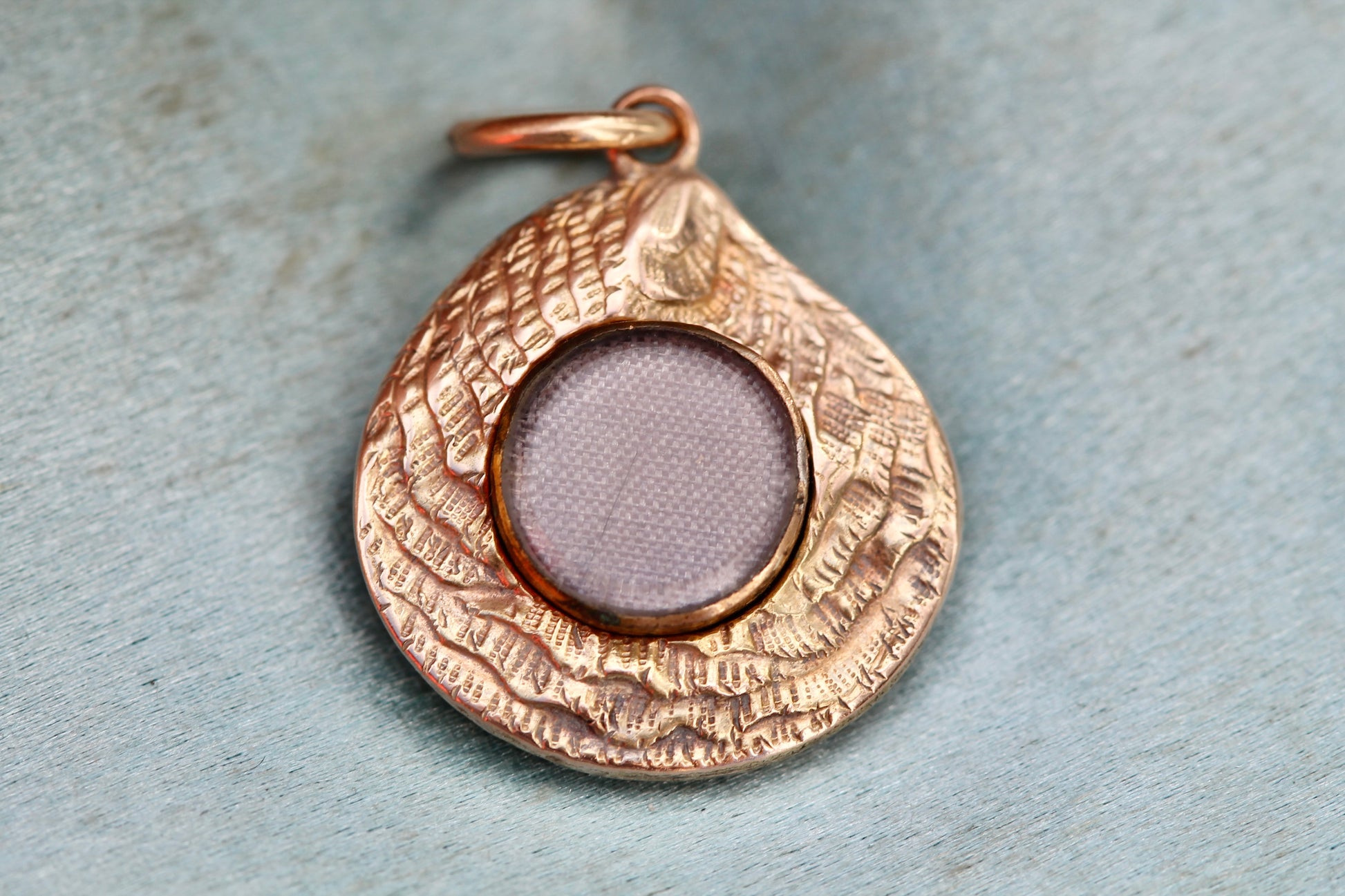 Antique Victorian 15ct Gold Oyster shell Keepsake Pendant c.1880 — view 12