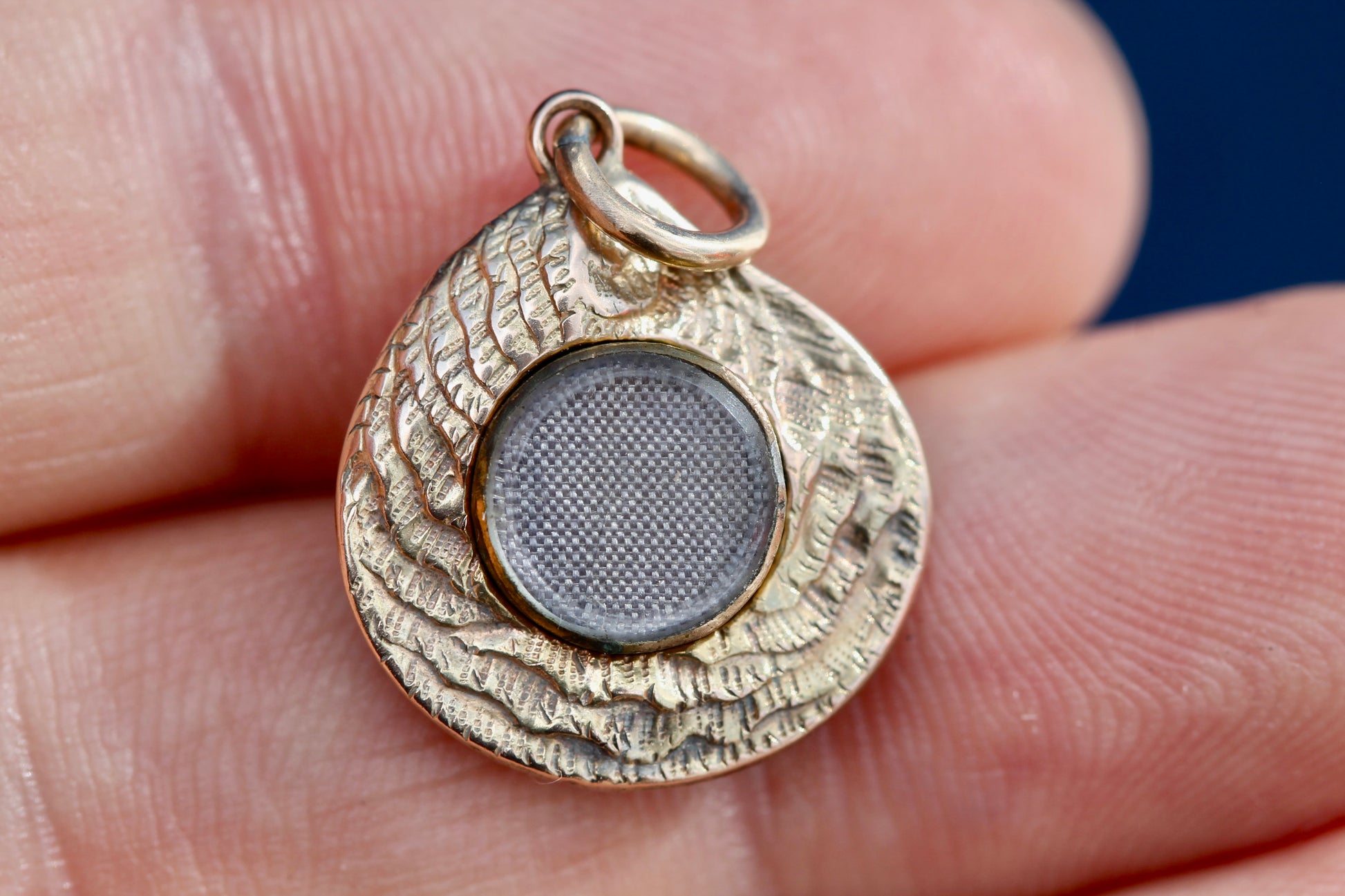 Antique Victorian 15ct Gold Oyster shell Keepsake Pendant c.1880 — view 6