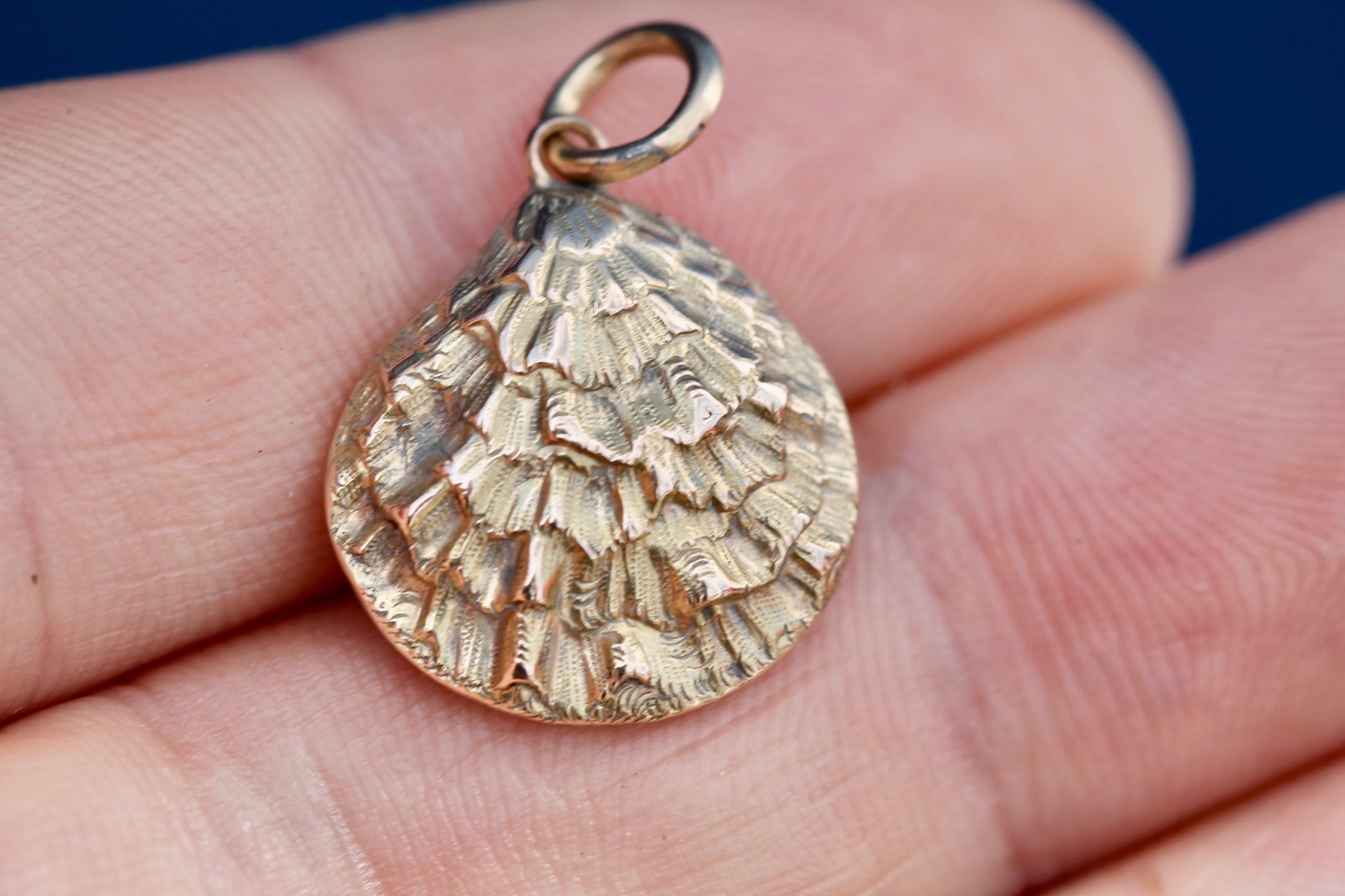 Antique Victorian 15ct gold oyster shell keepsake pendant