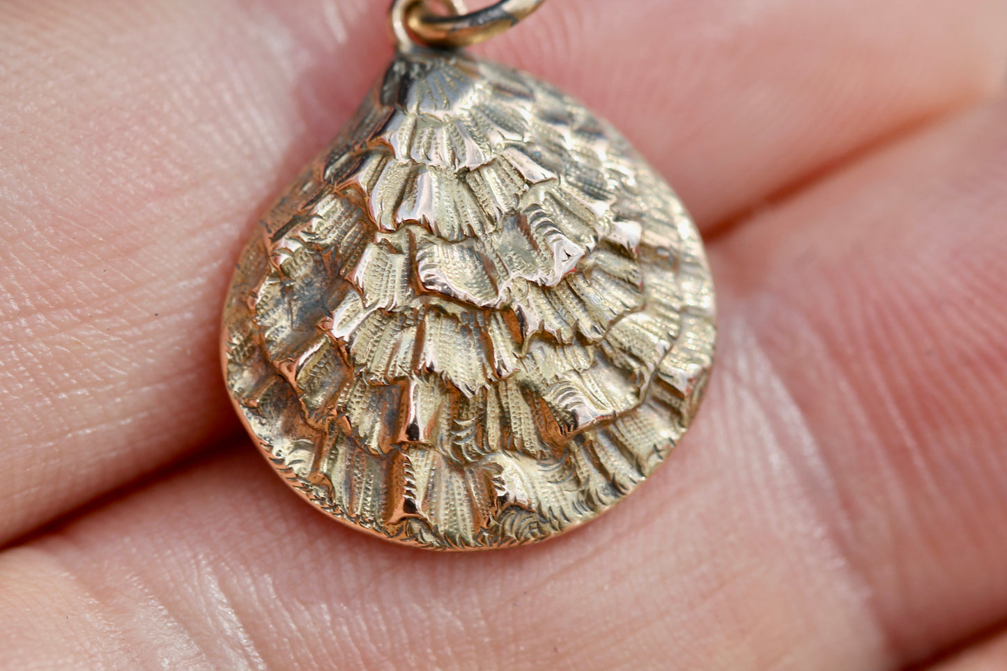 Antique Victorian 15ct Gold Oyster shell Keepsake Pendant c.1880 — view 7