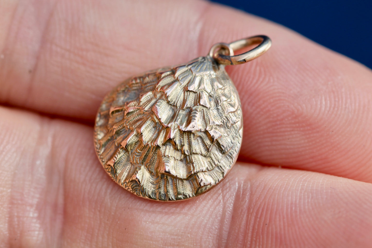 Antique Victorian 15ct Gold Oyster shell Keepsake Pendant c.1880 — view 8