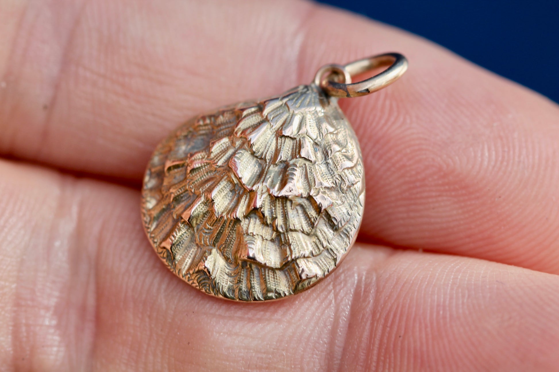 Antique Victorian 15ct Gold Oyster shell Keepsake Pendant c.1880 — view 8