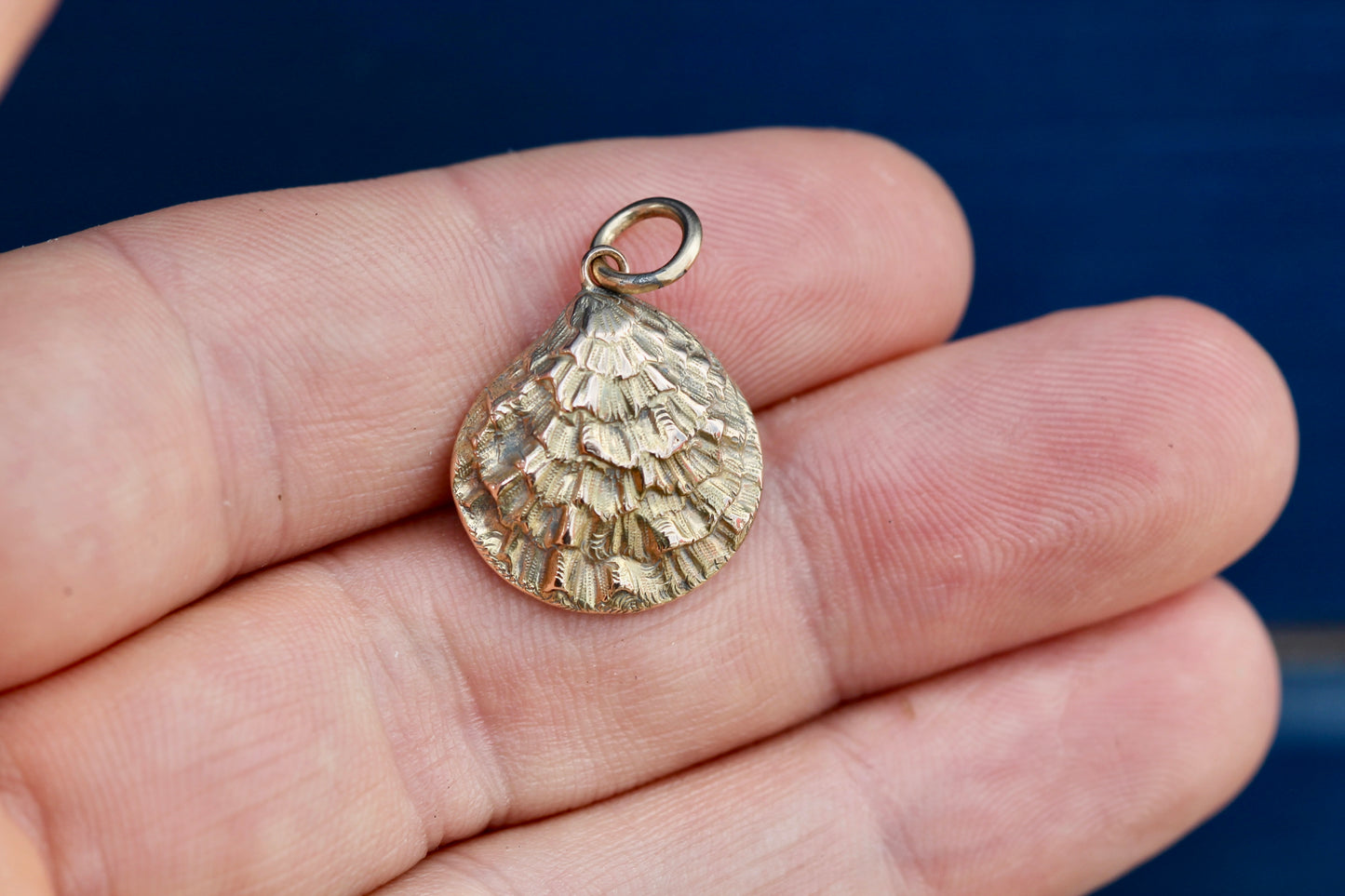 Antique Victorian 15ct Gold Oyster shell Keepsake Pendant c.1880 — view 9