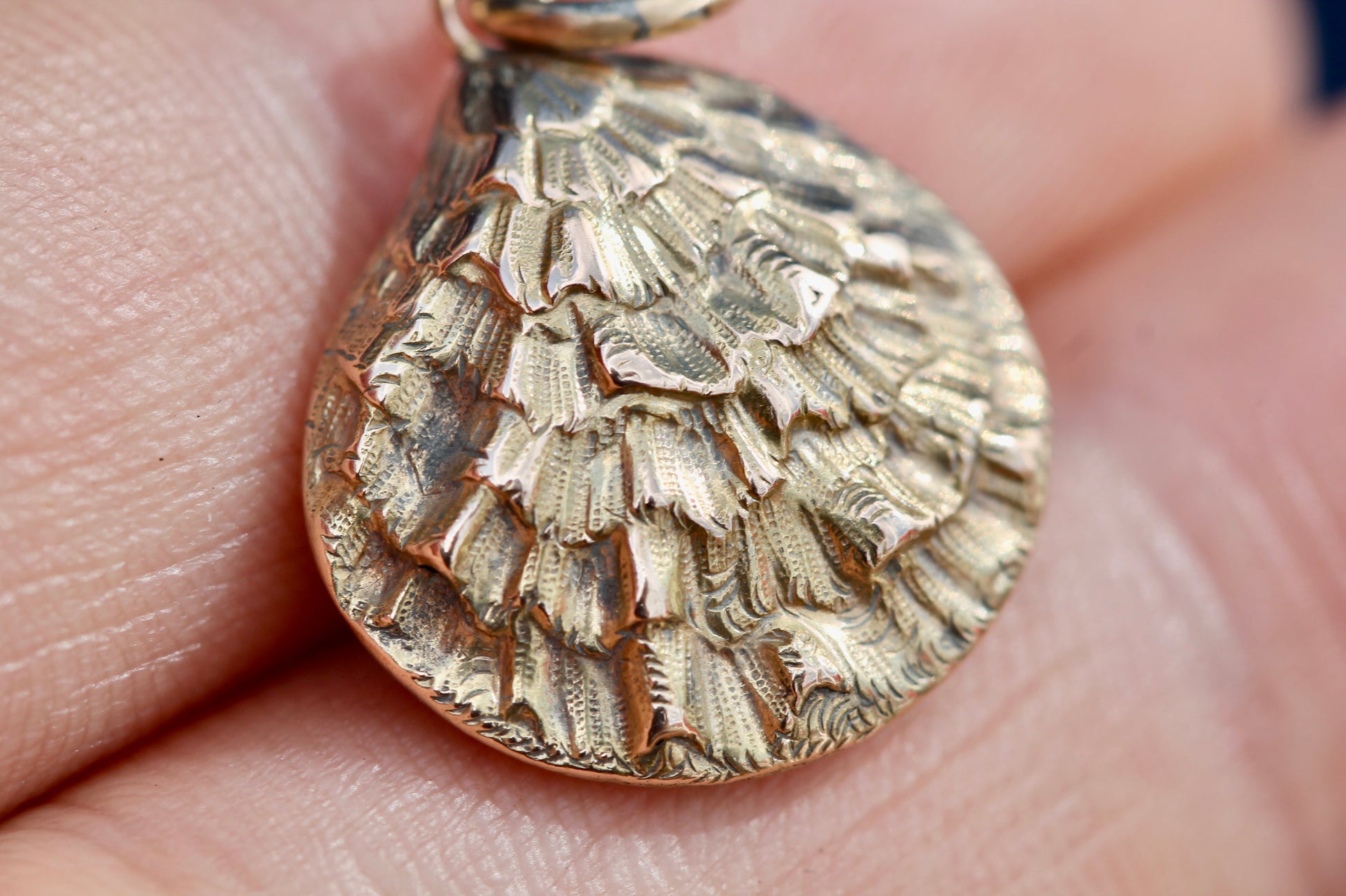 Antique Victorian 15ct Gold Oyster shell Keepsake Pendant c.1880 — view 10