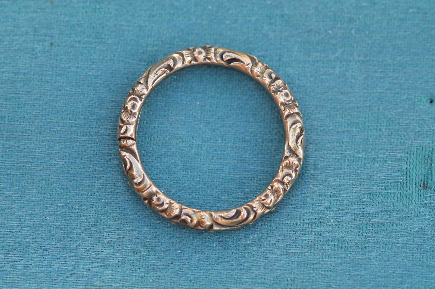 Antique Georgian 9ct gold engraved split ring showing chased foliate decoration