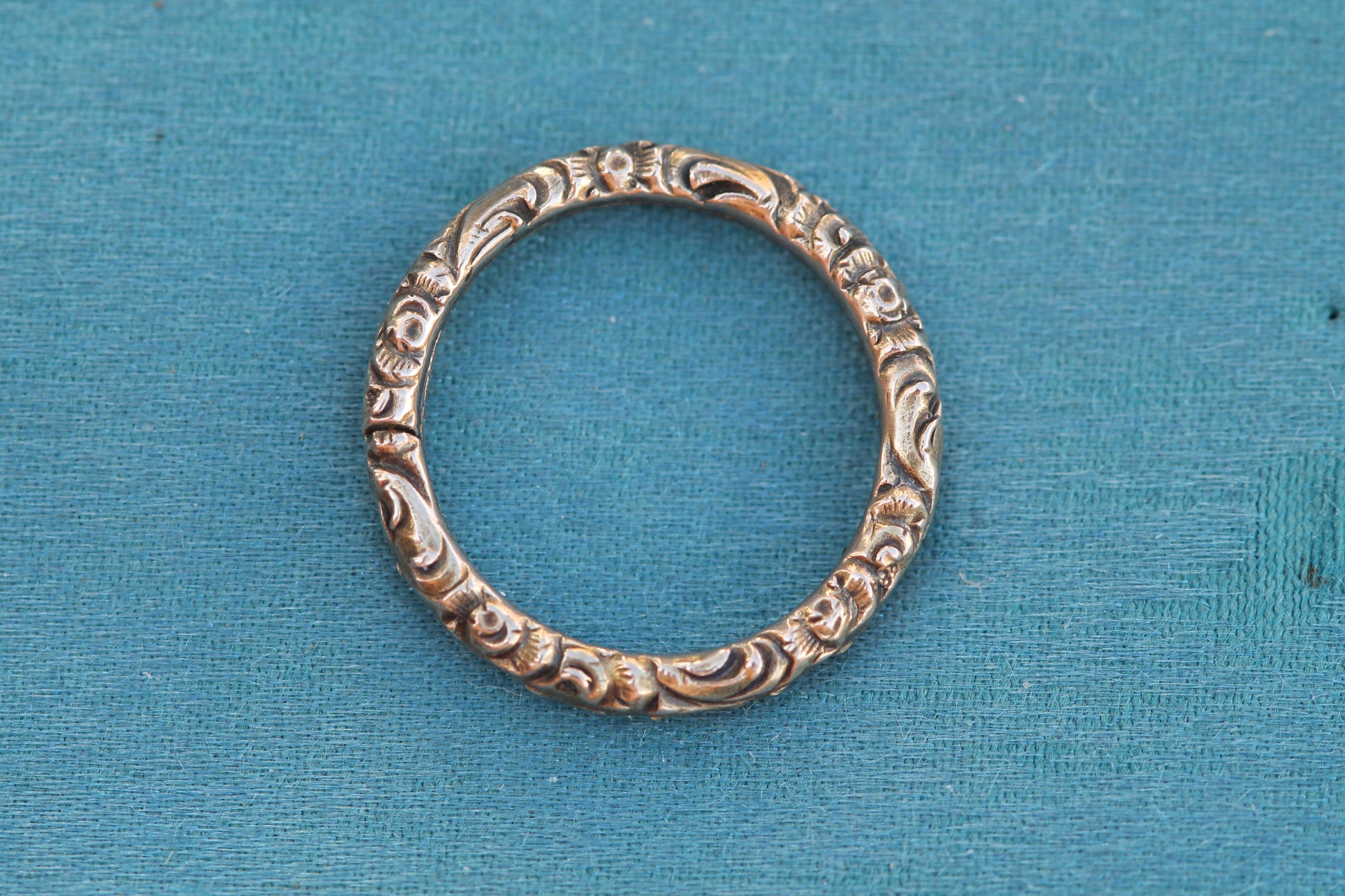 Antique Georgian 9ct gold engraved split ring showing chased foliate decoration
