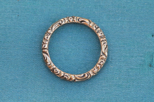 Antique Georgian 9ct gold engraved split ring showing chased foliate decoration