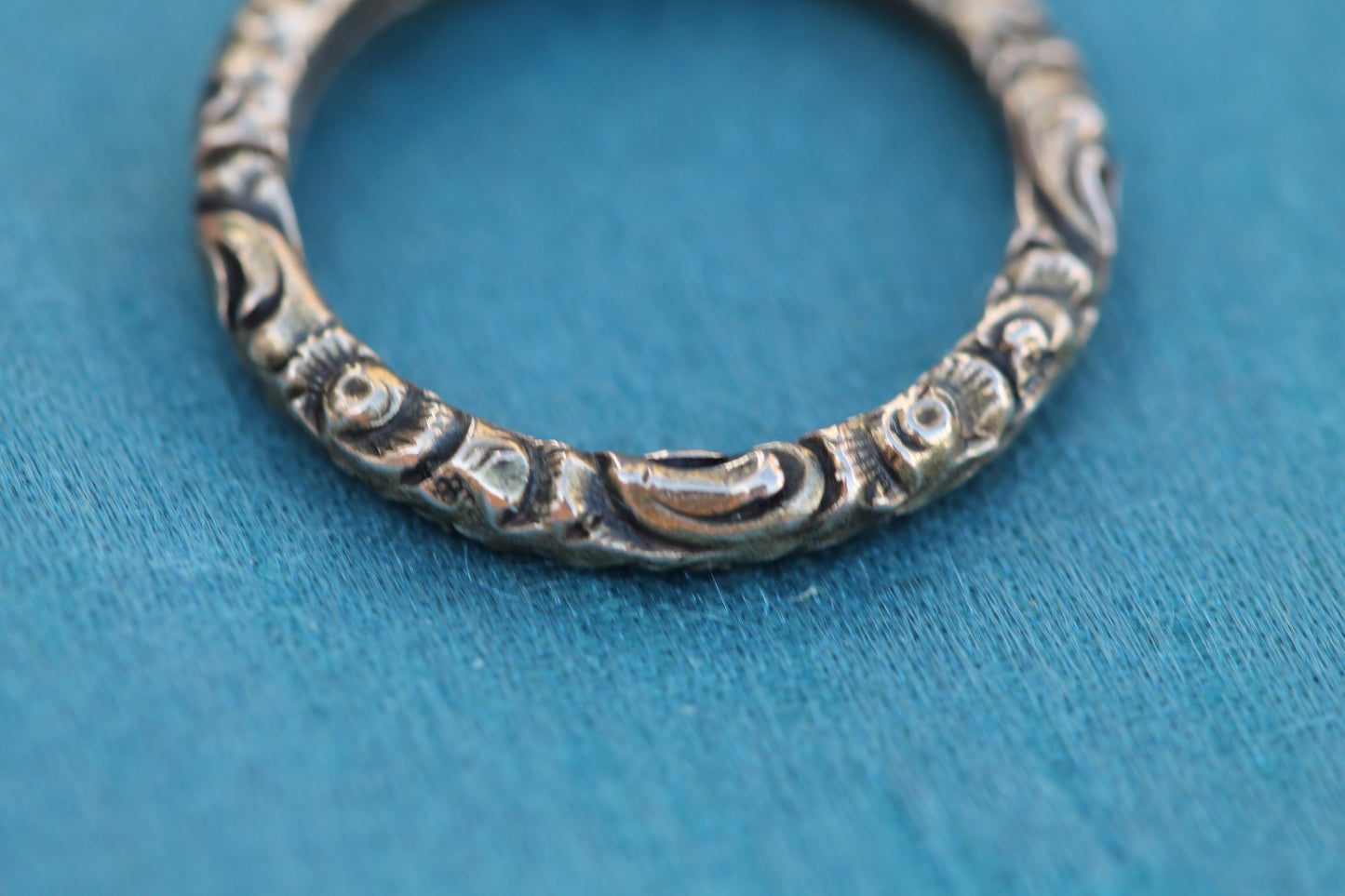 Georgian gold split ring viewed face-on with scrolling engraved pattern