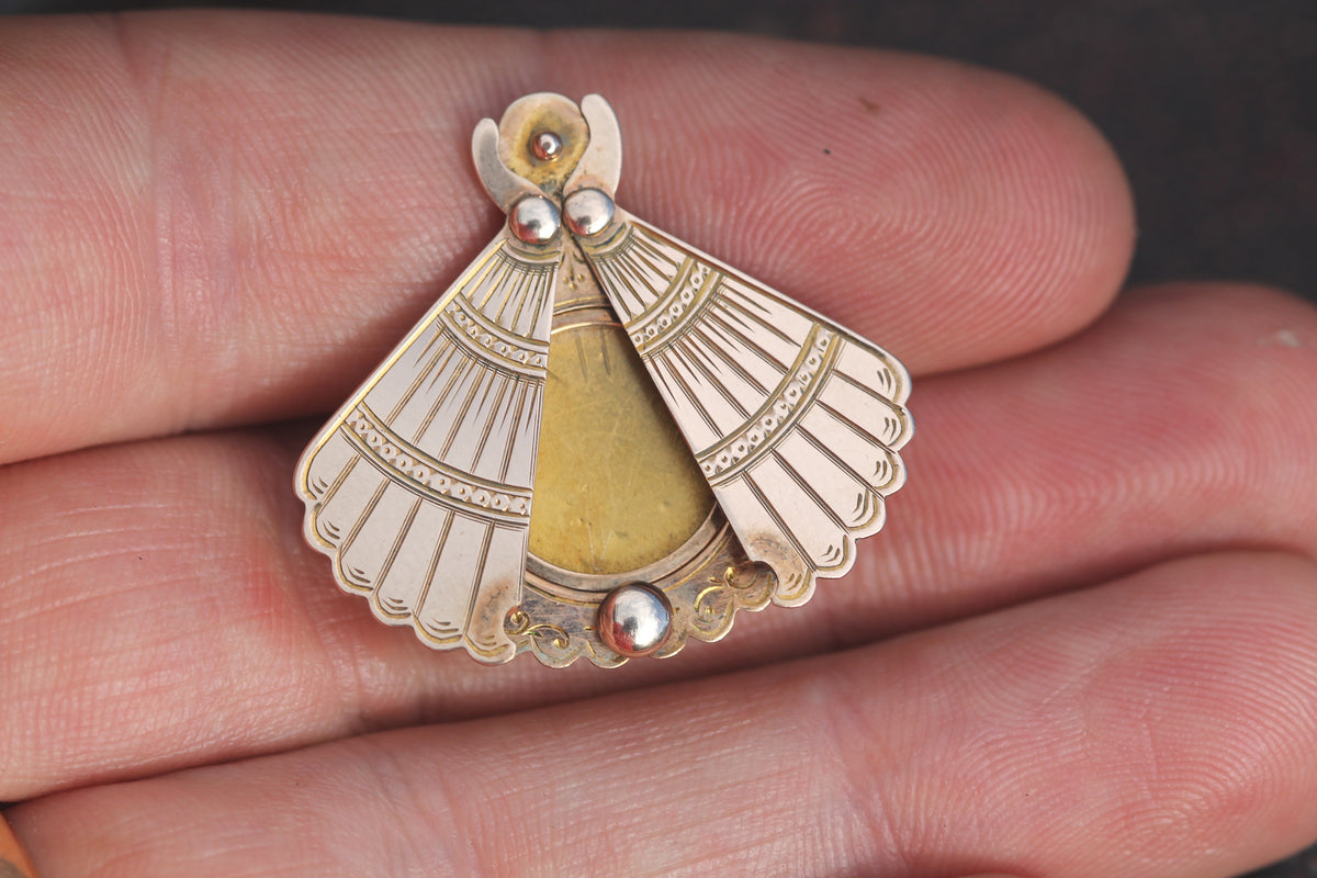Open 9ct gold fan brooch showing original glass and removable insert