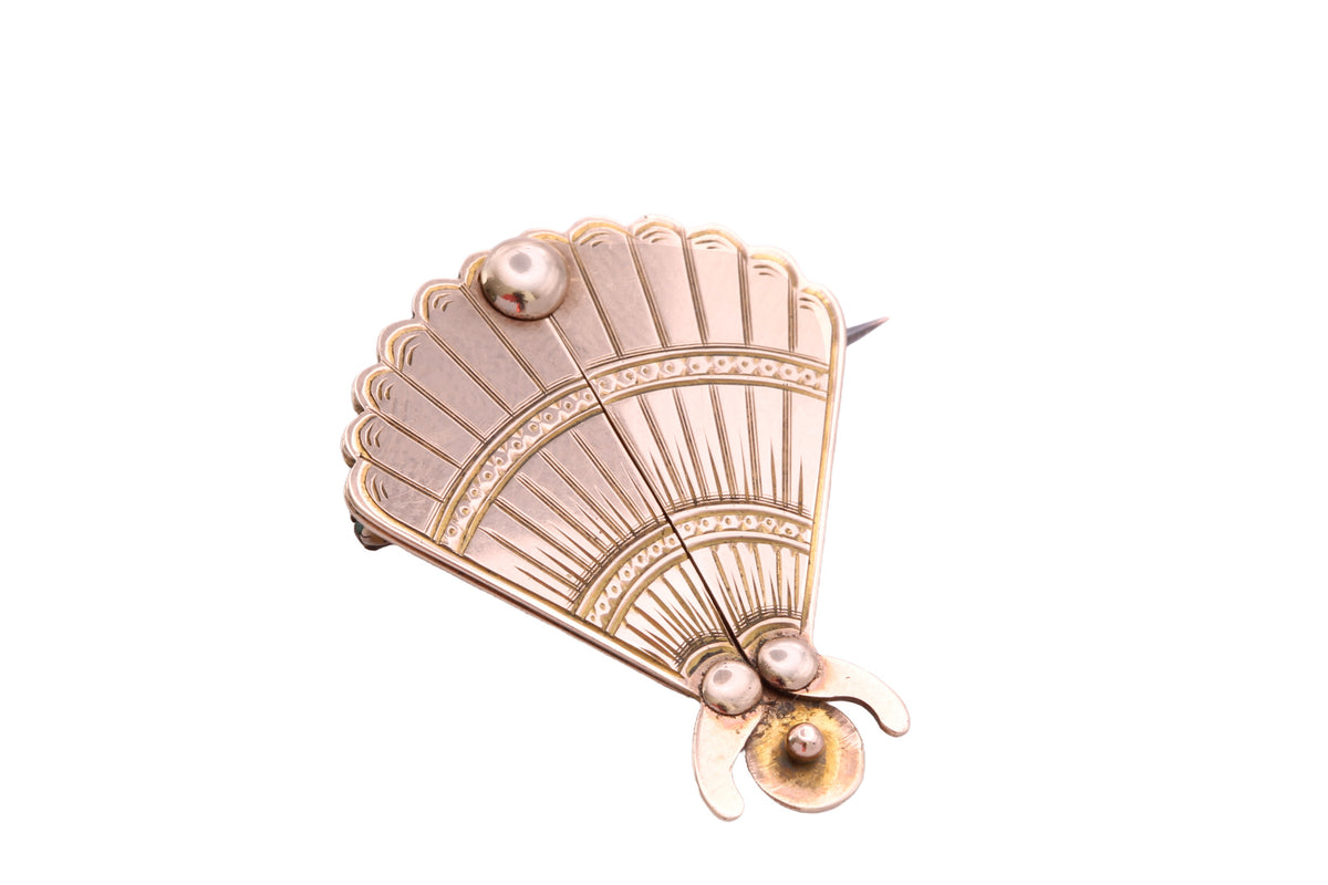 Closed Edwardian novelty fan brooch showing engraved gold decoration