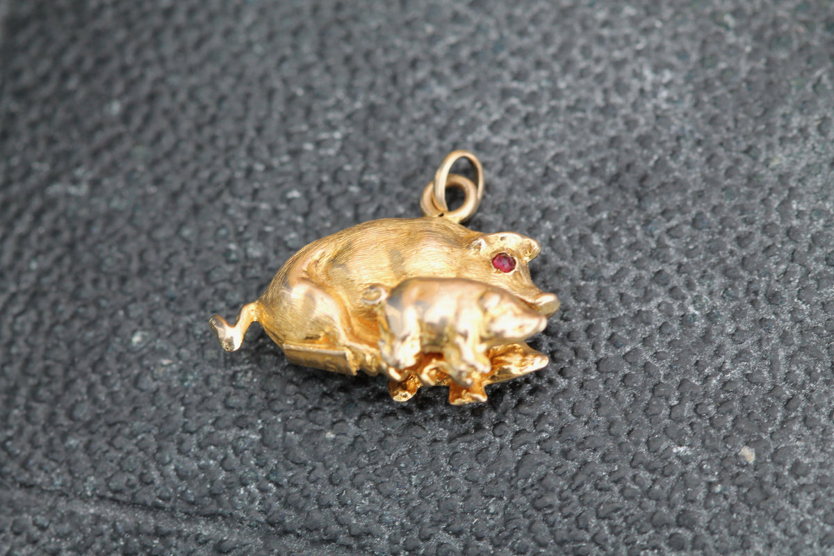 Antique Edwardian 15ct Gold Pig & Piglet Charm with Ruby Eyes — view 8
