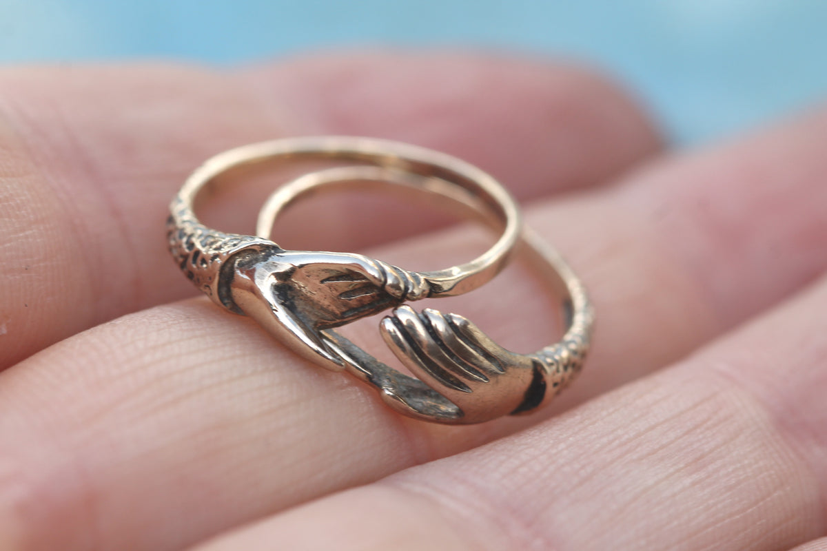 Vintage 9ct Gold Two-Part Fede Clasped Hands Ring c.1950 — view 10