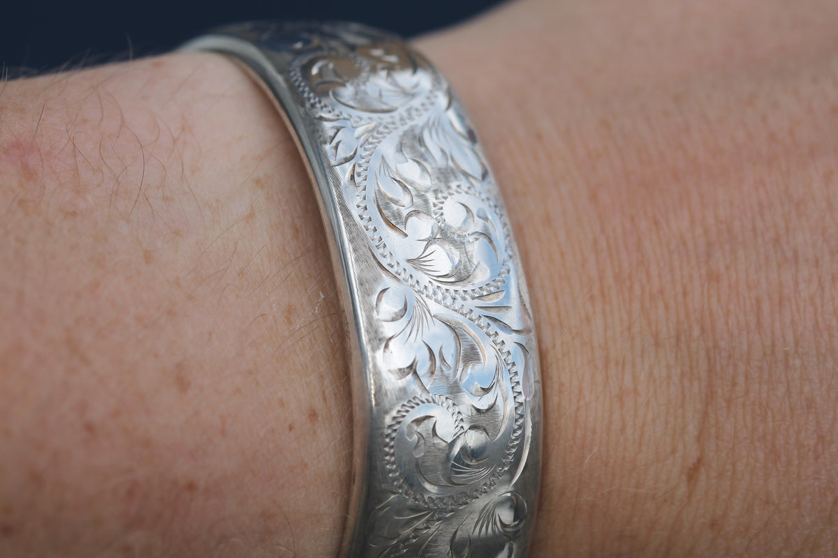 Vintage Sterling Silver Engraved Hinged Bangle | 1986 — view 10