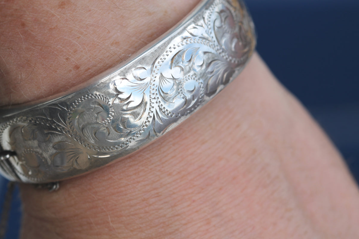 Vintage Sterling Silver Engraved Hinged Bangle | 1986 — view 11