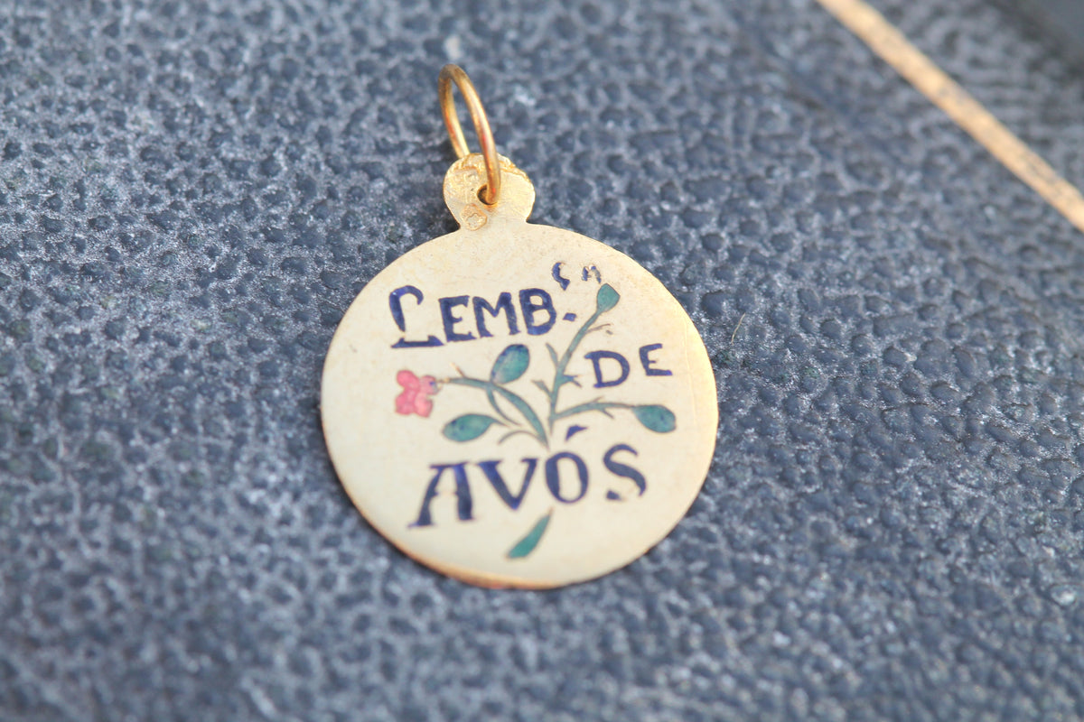 Vintage Portuguese 19ct Gold “Lembrança de Avós” Enamel Charm — view 12