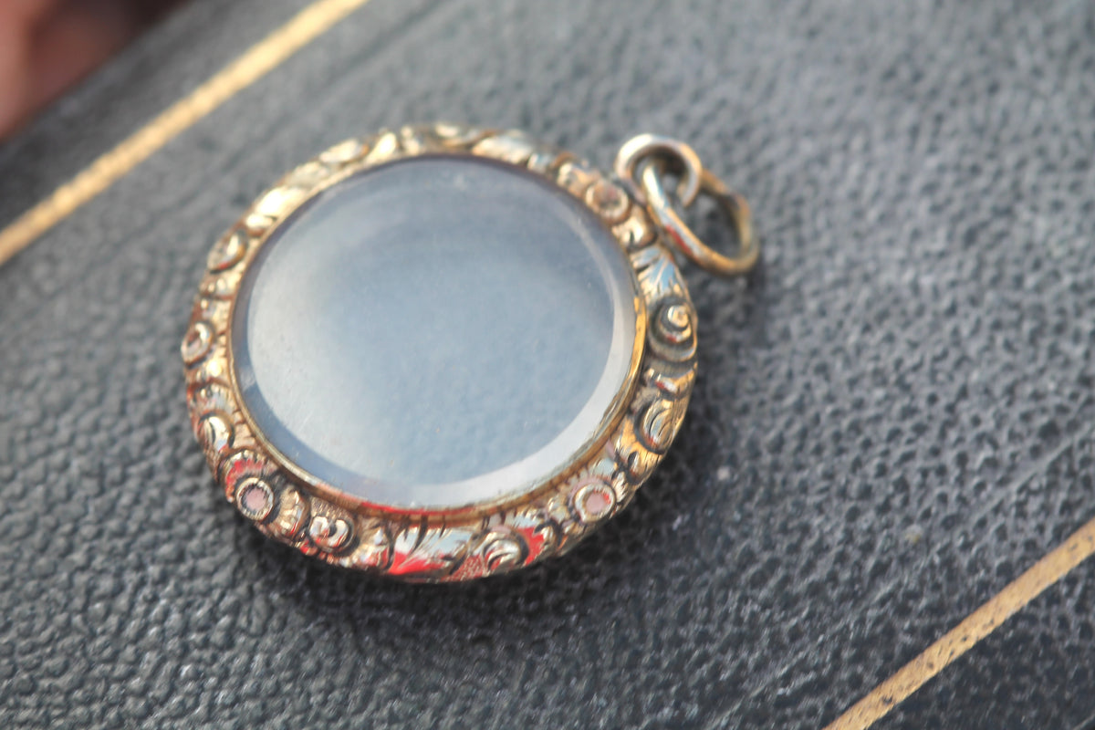 Antique Early Victorian 9ct Gold Filled Chased Glass Shaker Locket c.1850 — view 12