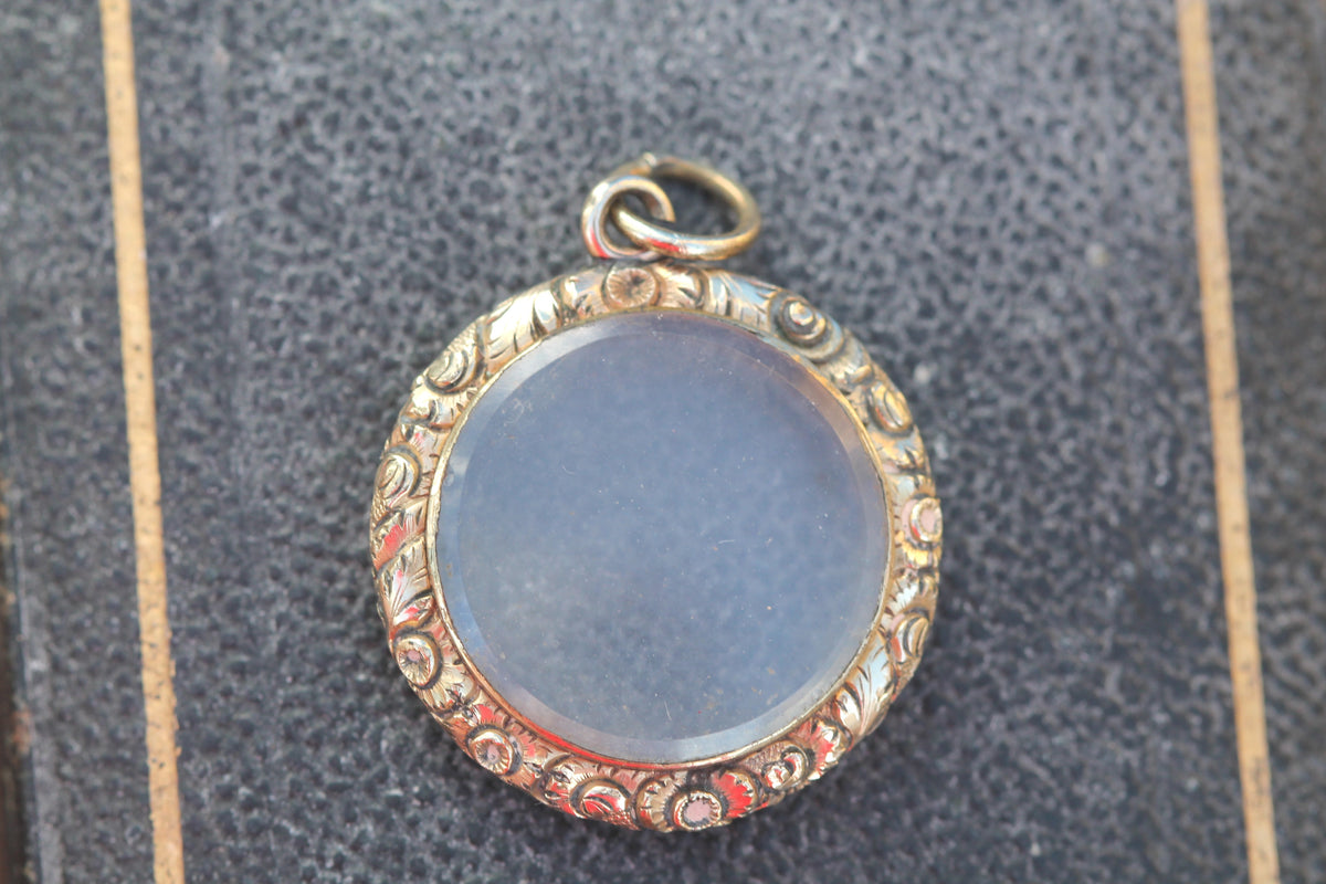 Antique Early Victorian 9ct Gold Filled Chased Glass Shaker Locket c.1850 — view 11