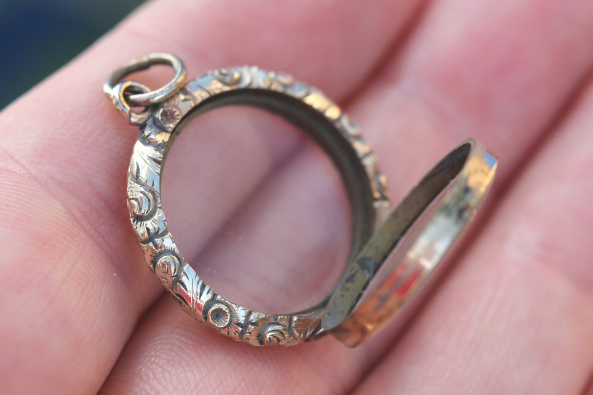 Antique Early Victorian 9ct Gold Filled Chased Glass Shaker Locket c.1850 — view 5