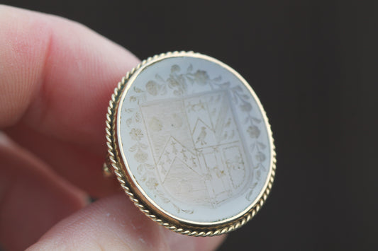 Antique Victorian 15ct gold chalcedony heraldic intaglio seal