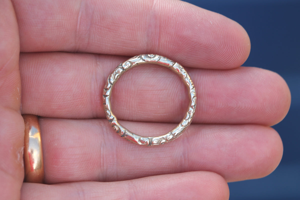 Antique Georgian 15ct gold chased split ring held in hand