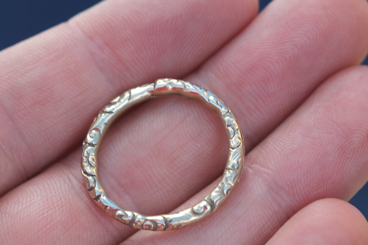 Antique Georgian 15ct Gold Chased Large Split Ring c.1820-1830 | 24.5mm — view 4