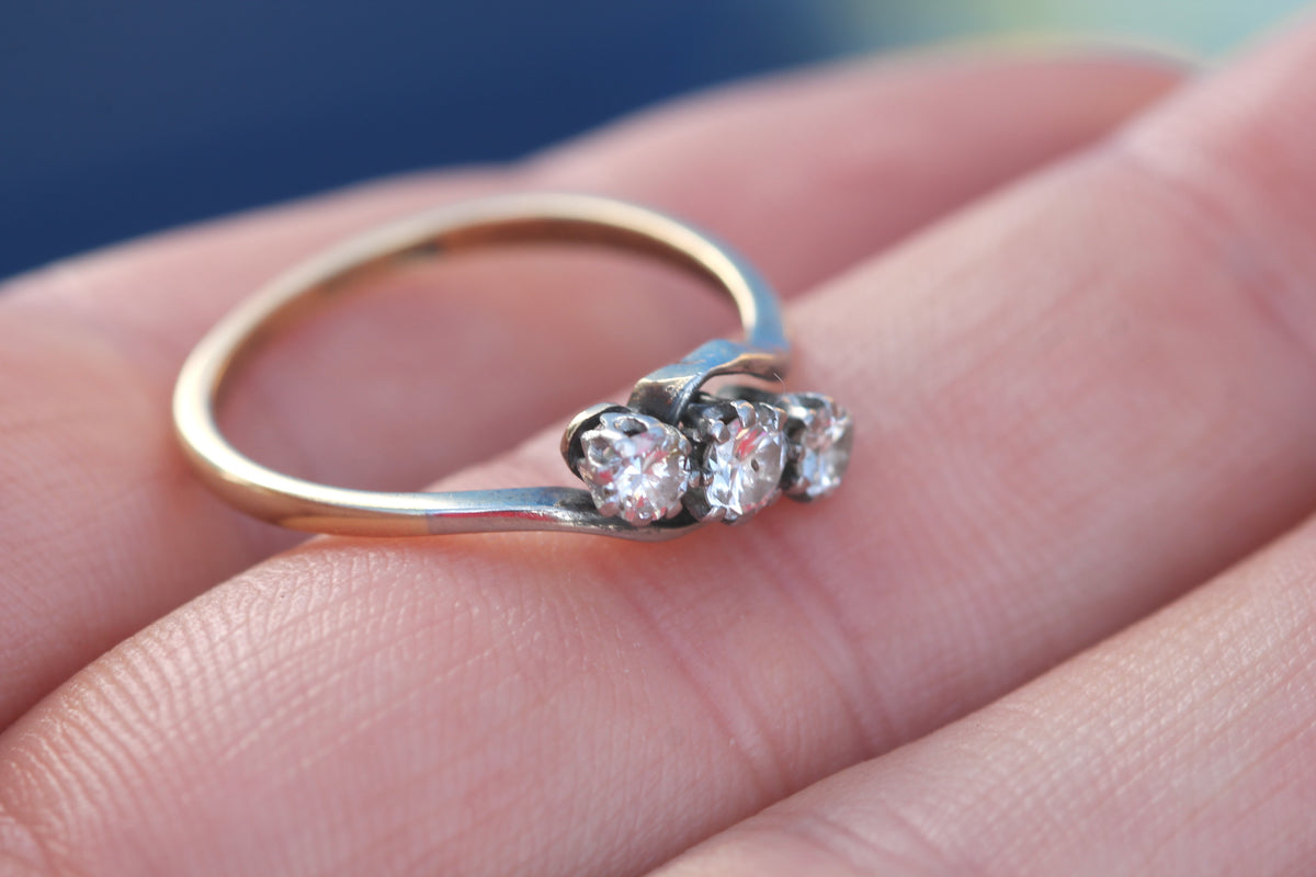 Side view of platinum-tipped diamond settings on 18ct gold band