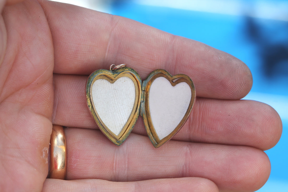 Antique Victorian 9ct Rose Gold Back & Front Engraved Heart Locket — view 6