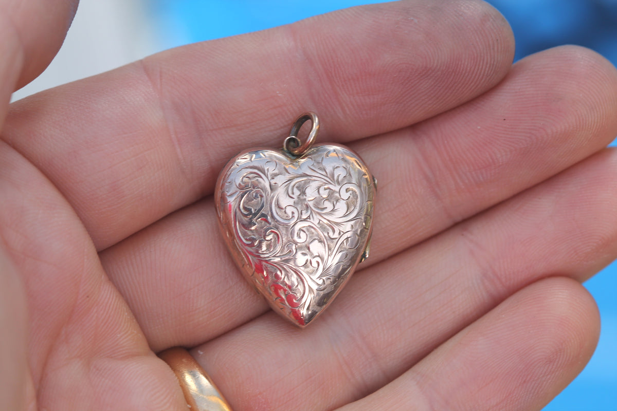 Antique Victorian 9ct Rose Gold Back & Front Engraved Heart Locket — view 7
