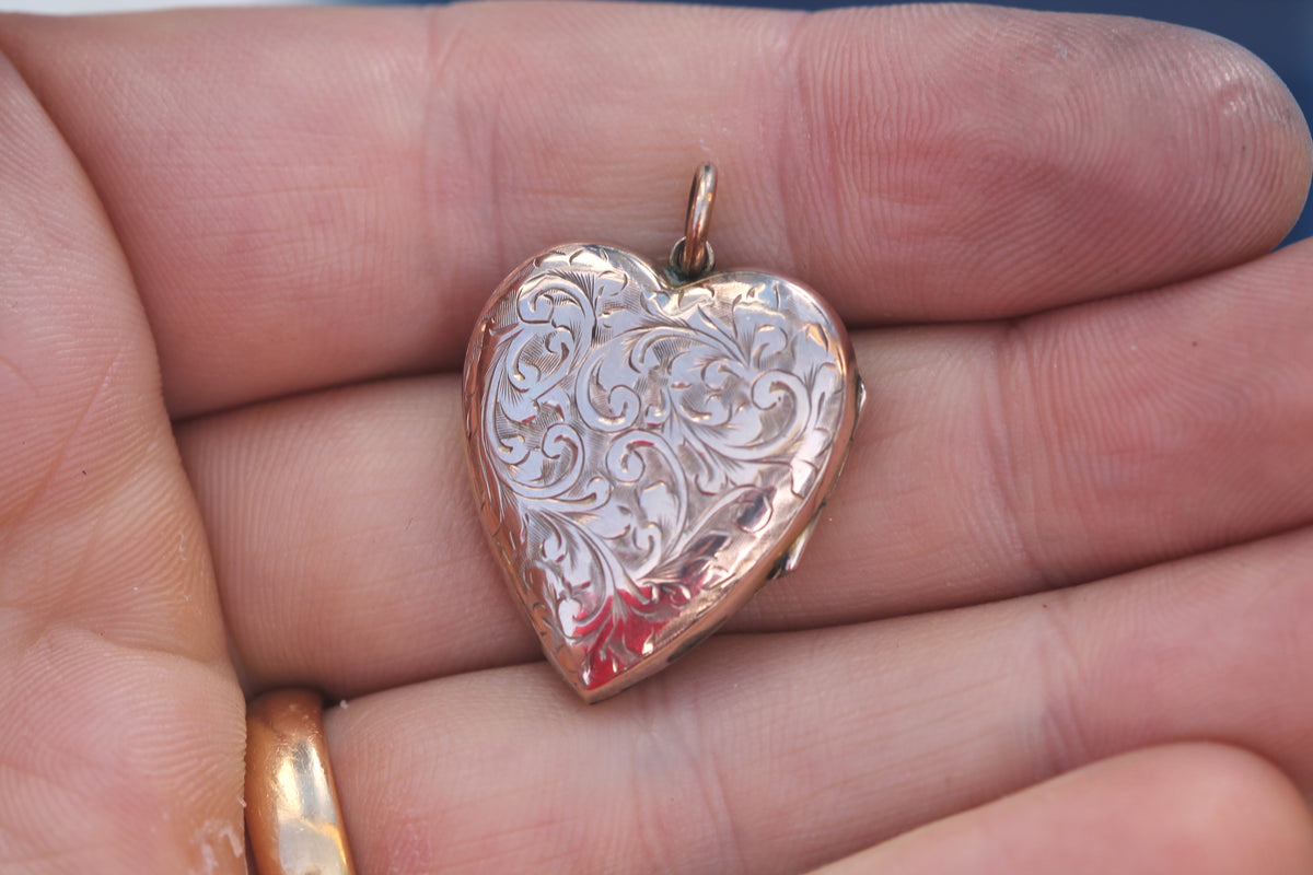 Antique Victorian 9ct Rose Gold Back & Front Engraved Heart Locket — view 10