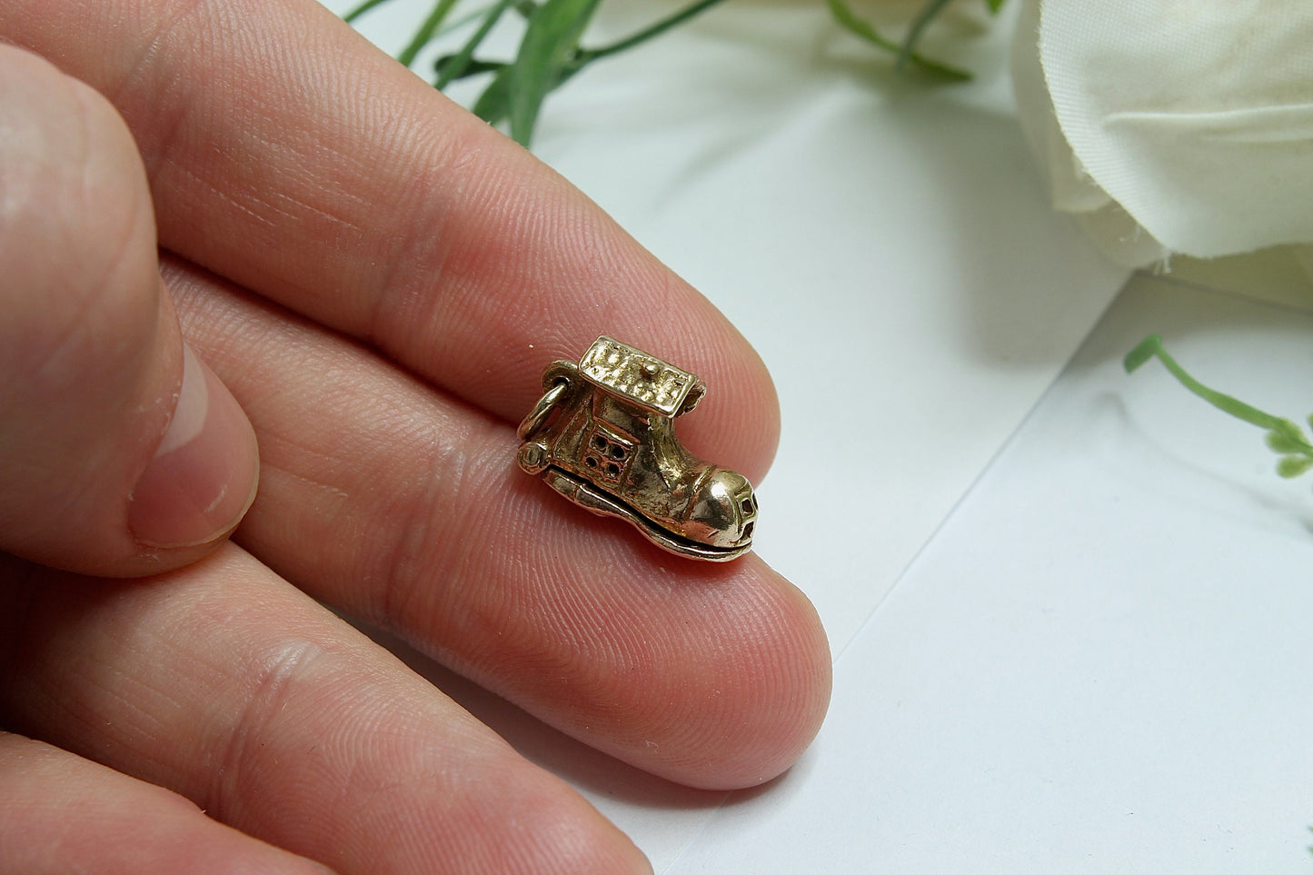 Vintage 9ct Gold "There was an old woman who lived in a shoe" Charm