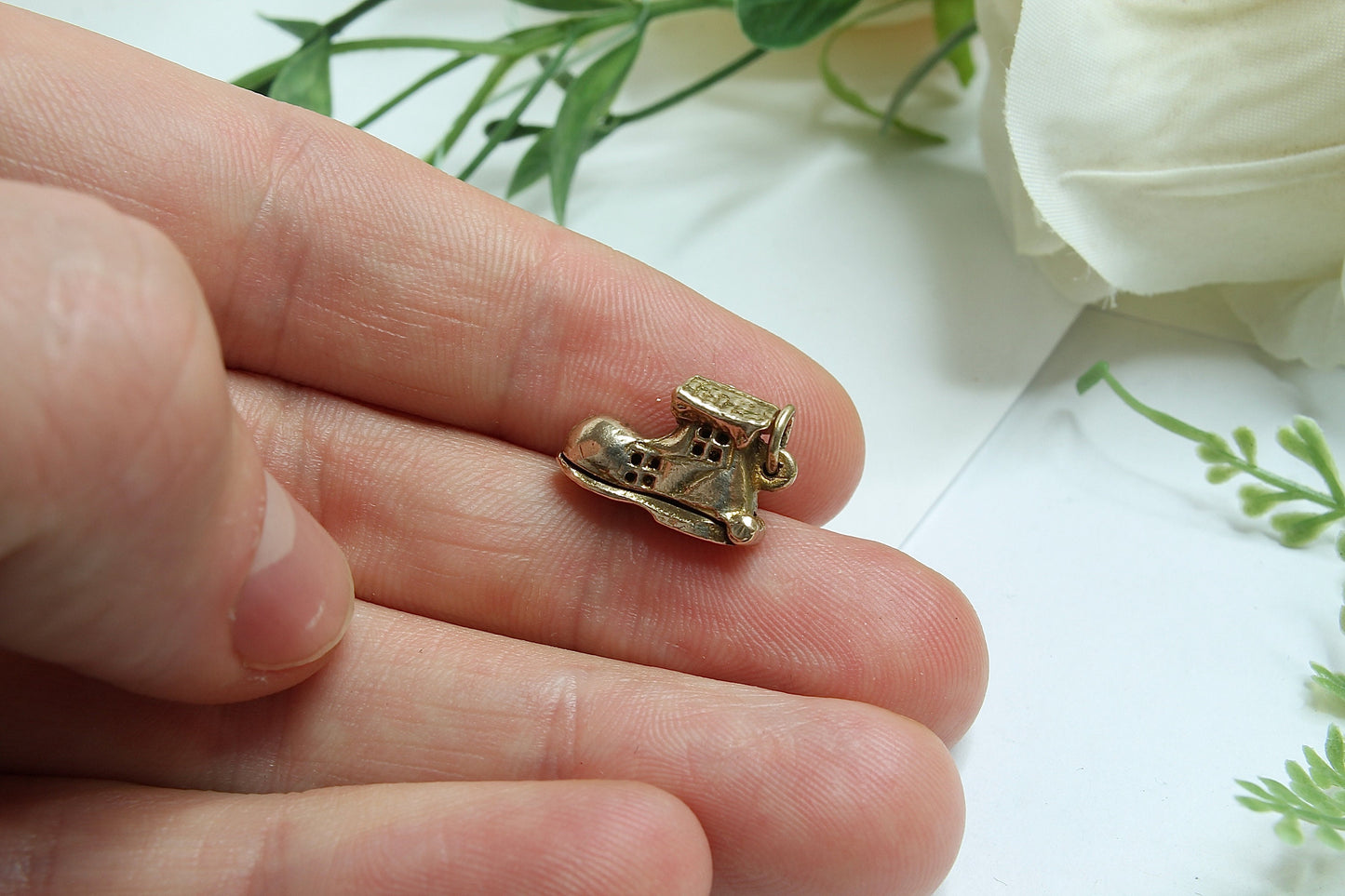 Vintage 9ct Gold "There was an old woman who lived in a shoe" Charm