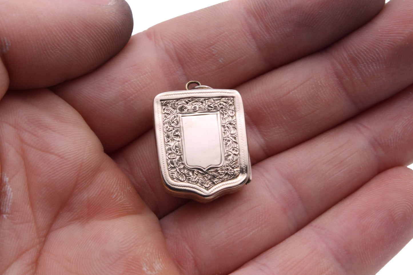 Antique-Victorian-9ct-Gold-&-Aberdeen-Granite-Shield-Locket