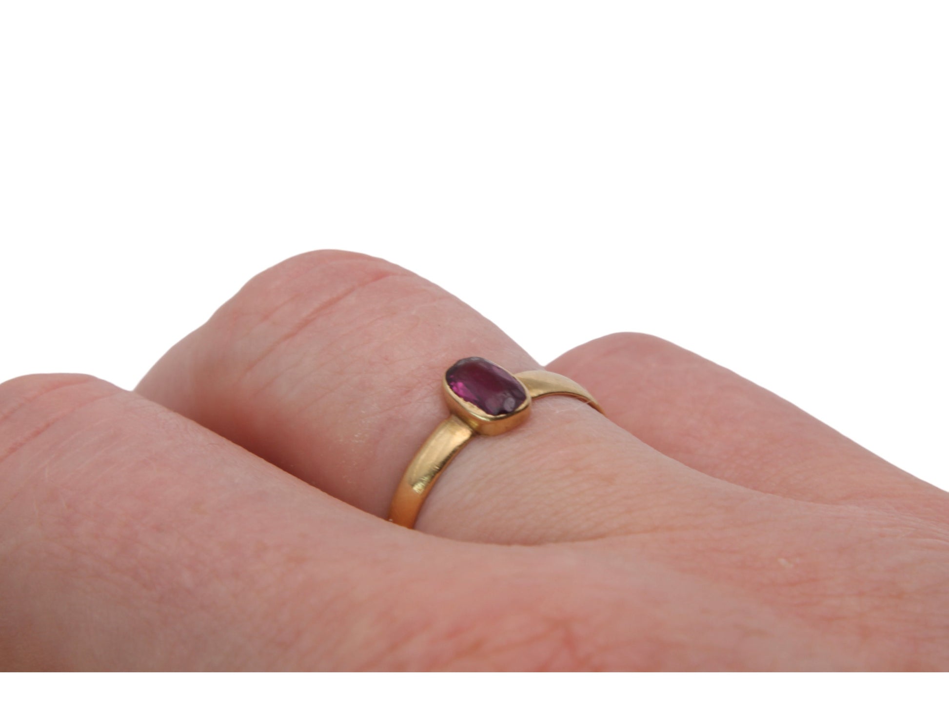 Antique-Victorian-Glaswegian-18ct-Gold-&-Garnet-Ring,-1866