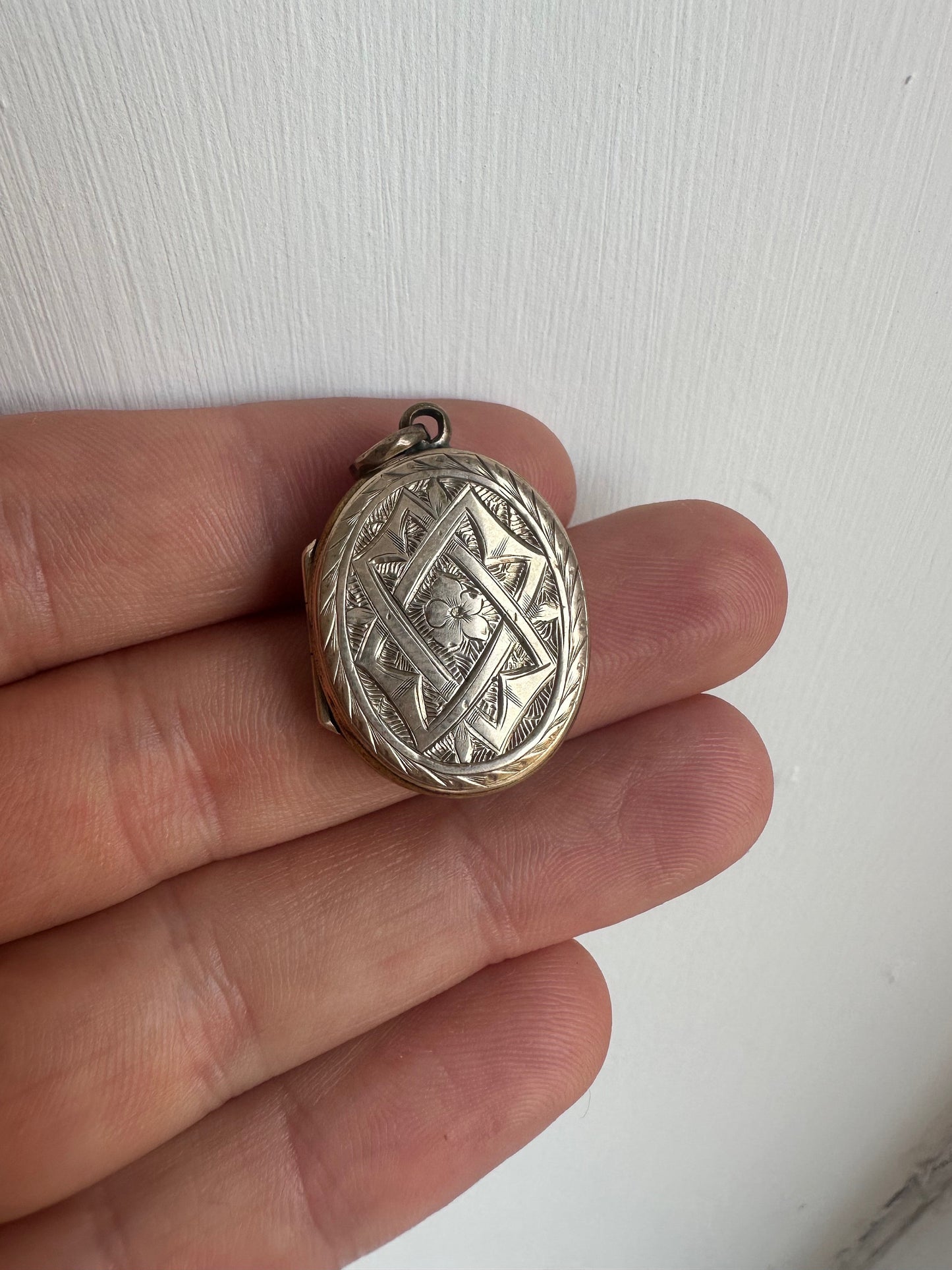 Antique 9ct Gold Decorative Chased Locket