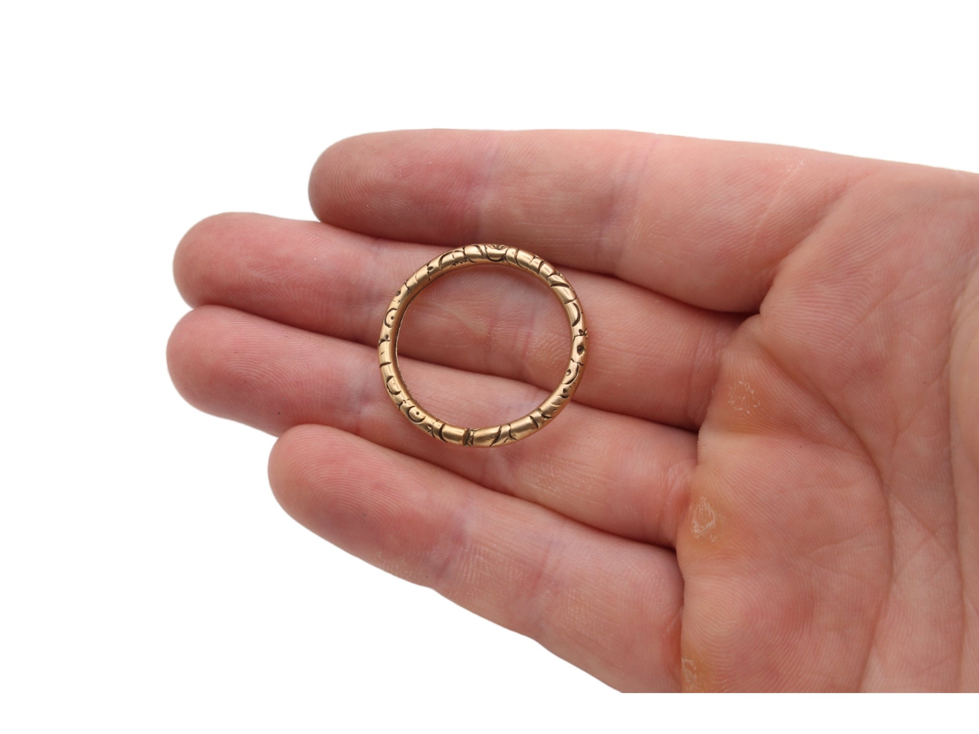 Antique-Georgian-9ct-Yellow-Gold-Oversized-Chased-Split-Ring,-27mm-Diameter