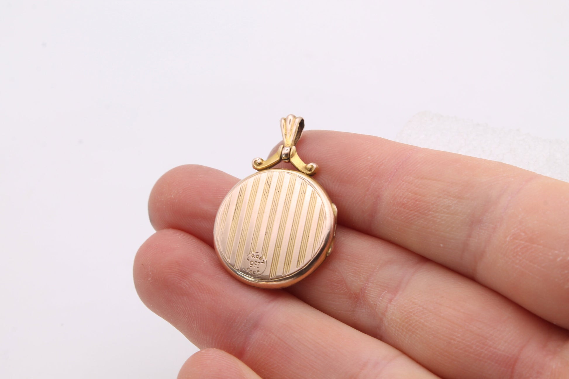 Antique-Edwardian-9ct-Gold-Back-&-Front-Locket