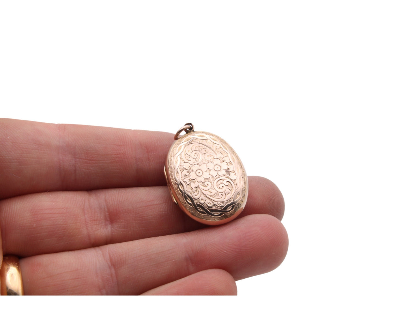 Antique Edwardian 9ct Gold Engraved Locket