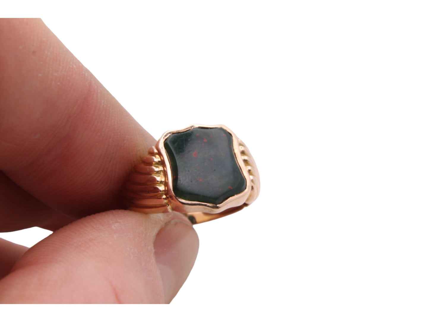 Antique-15ct-Gold-Shield-Shaped-Bloodstone-Signet-Ring