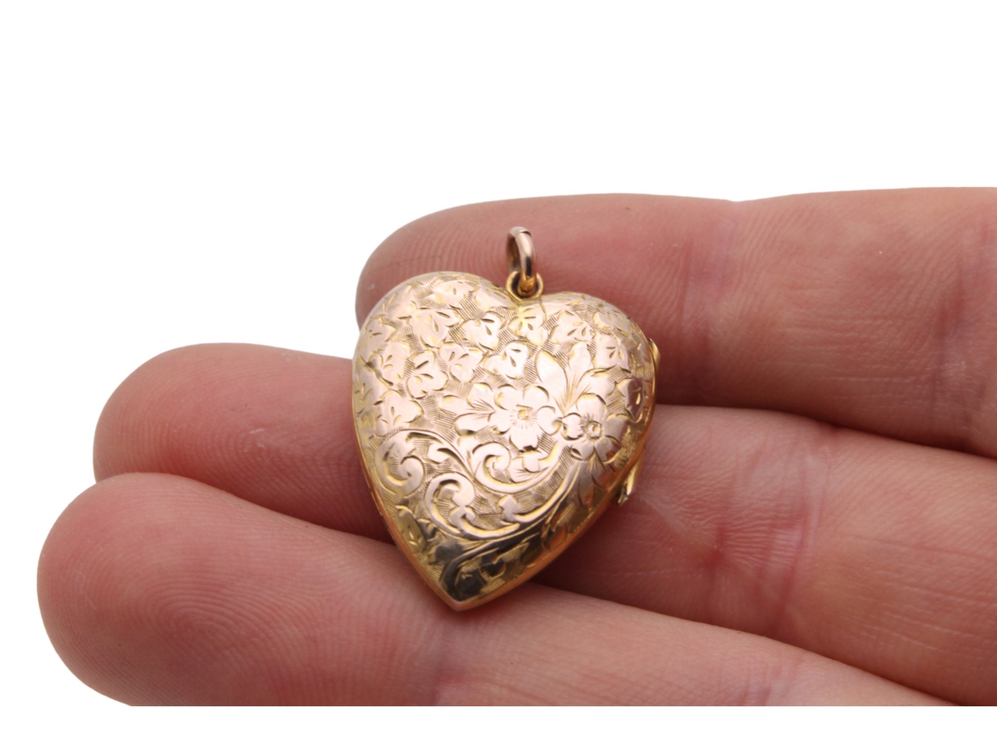 Antique-9ct-Gold-Engraved-Heart-Locket