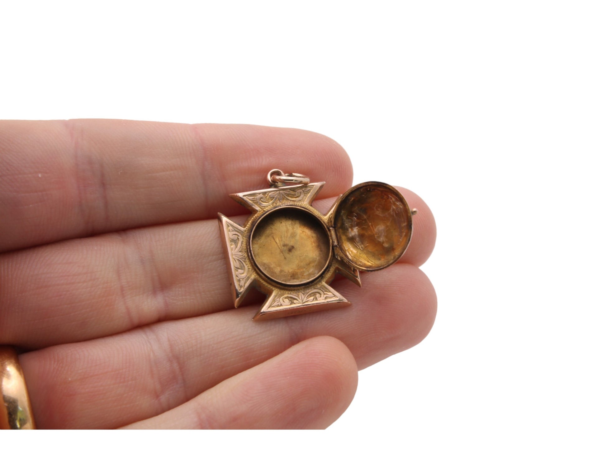 Antique-9ct-Gold-Maltese-Cross-Pendant-Hidden-Locket