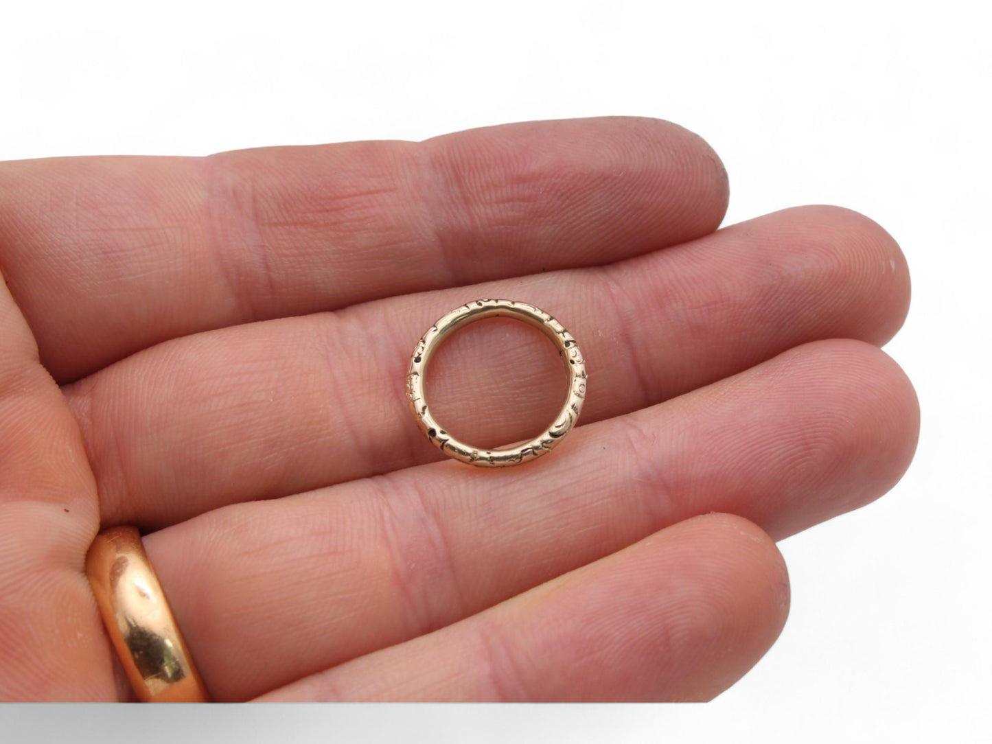 Antique Victorian 15ct Gold Chased Split Ring, 15mm