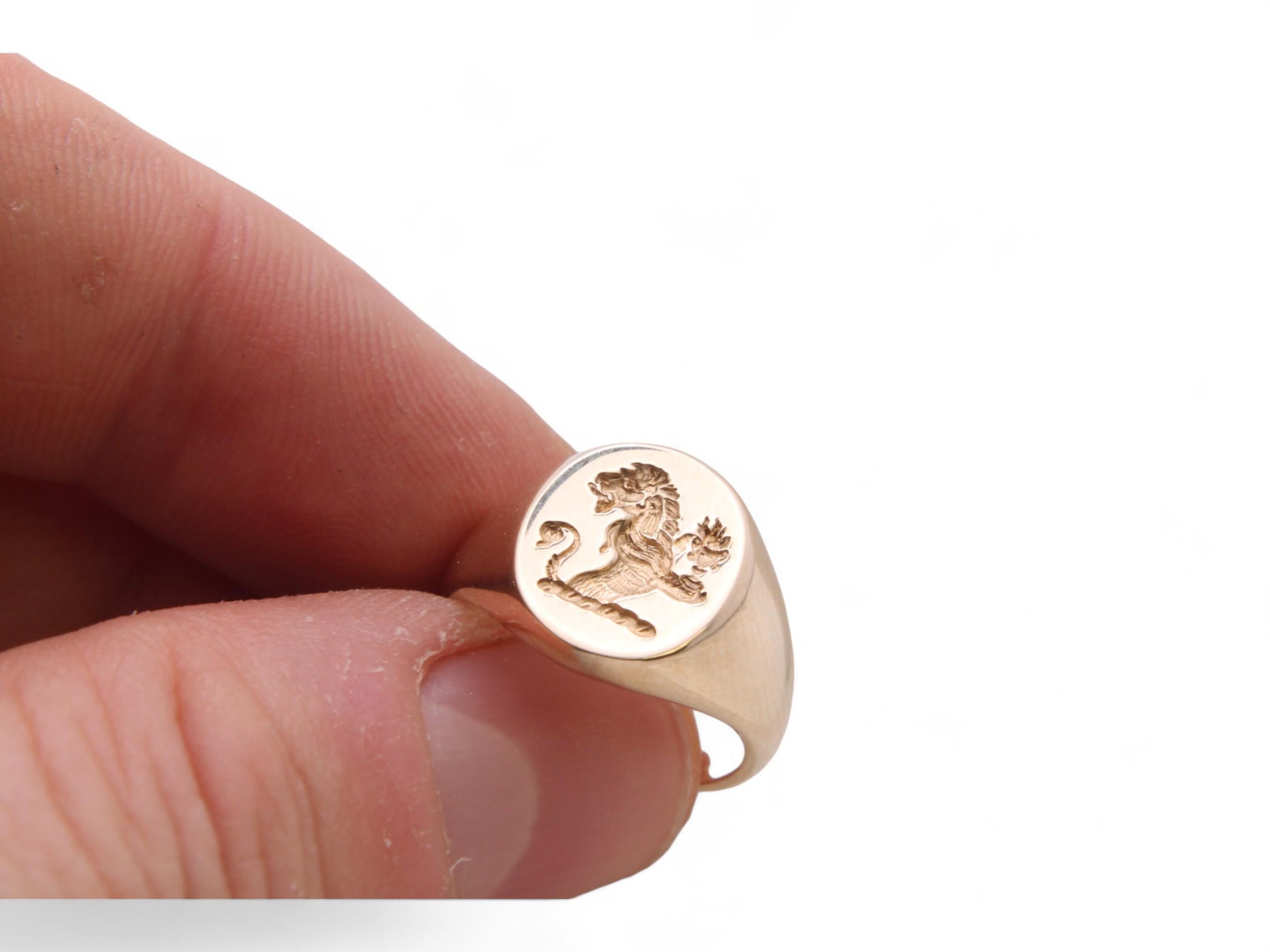 Vintage-9ct-Gold-Intaglio-Lion-Crest-Signet-Ring