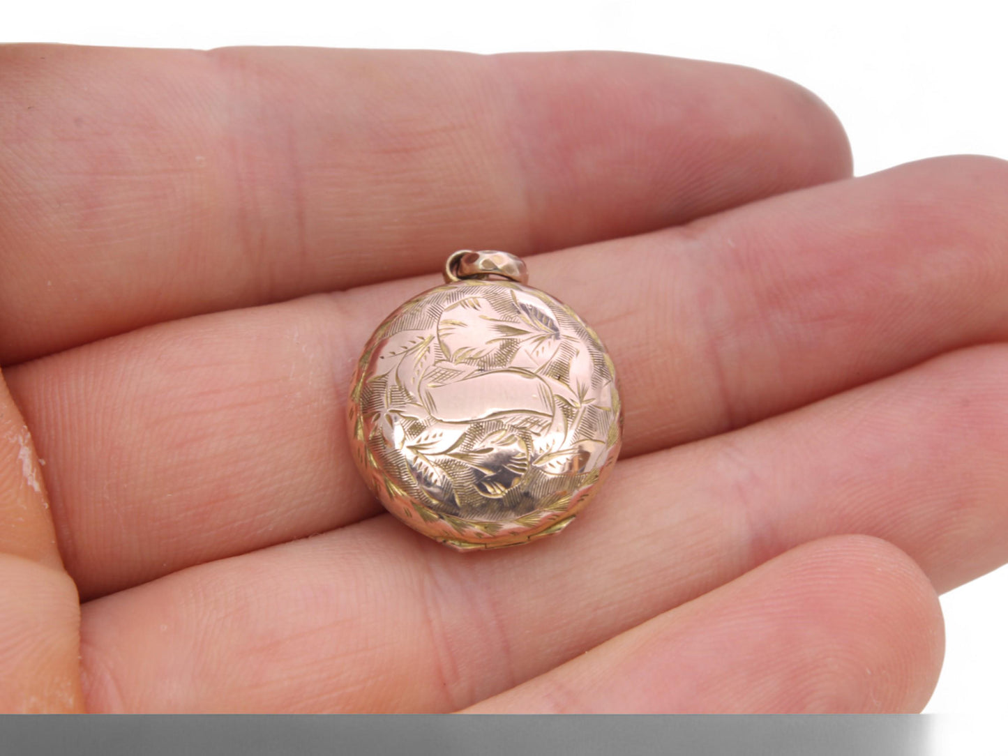 Antique-9ct-Gold-Floral-Chased-Locket